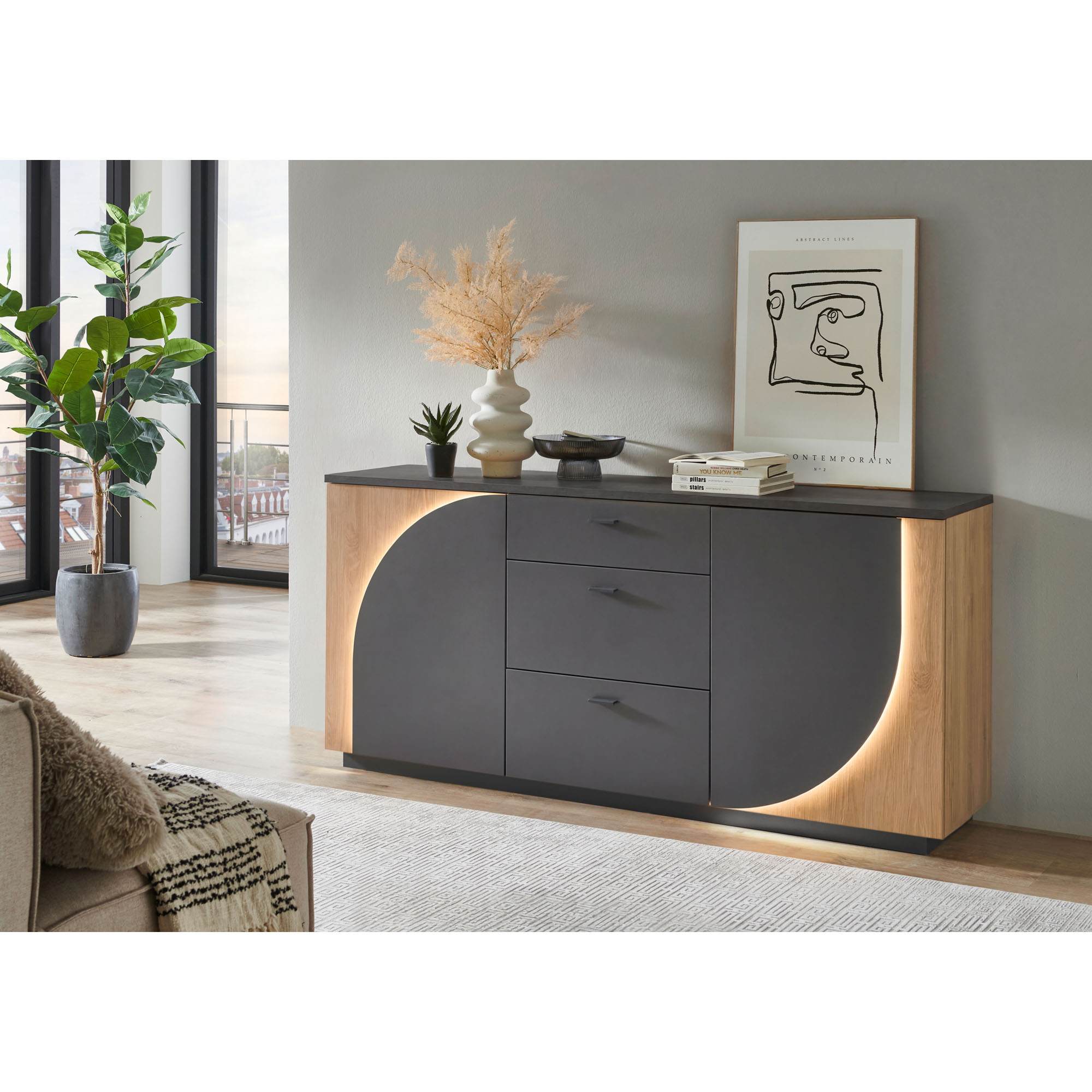 Sideboard in Grau mit seitlichen Absetzungen in Eiche Samt und Dekoration vor einer hellen Wohnwand