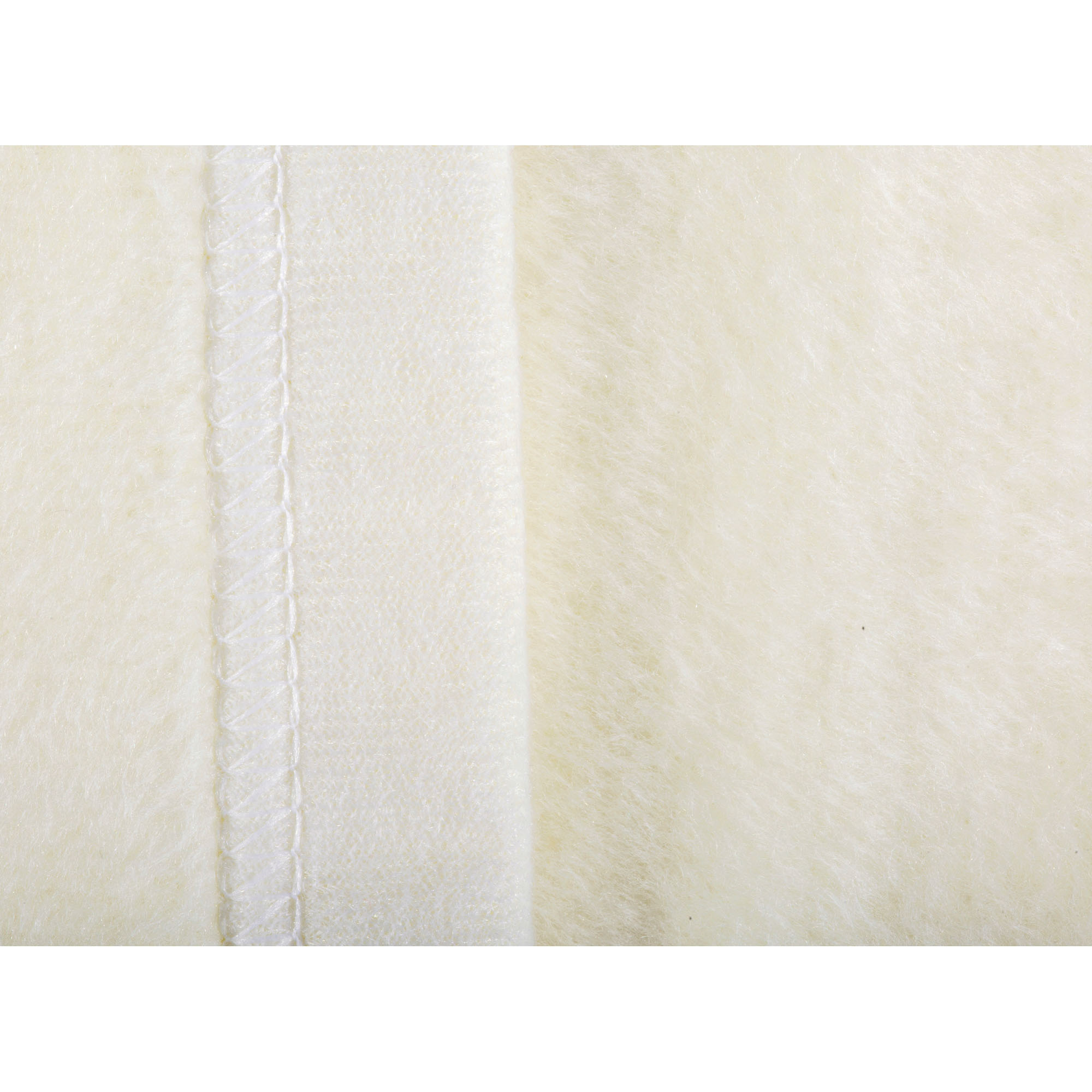 Detail der cremefarbenen Wohndecke CottonSense natur mit geradem Saum und heller Einfassung.
