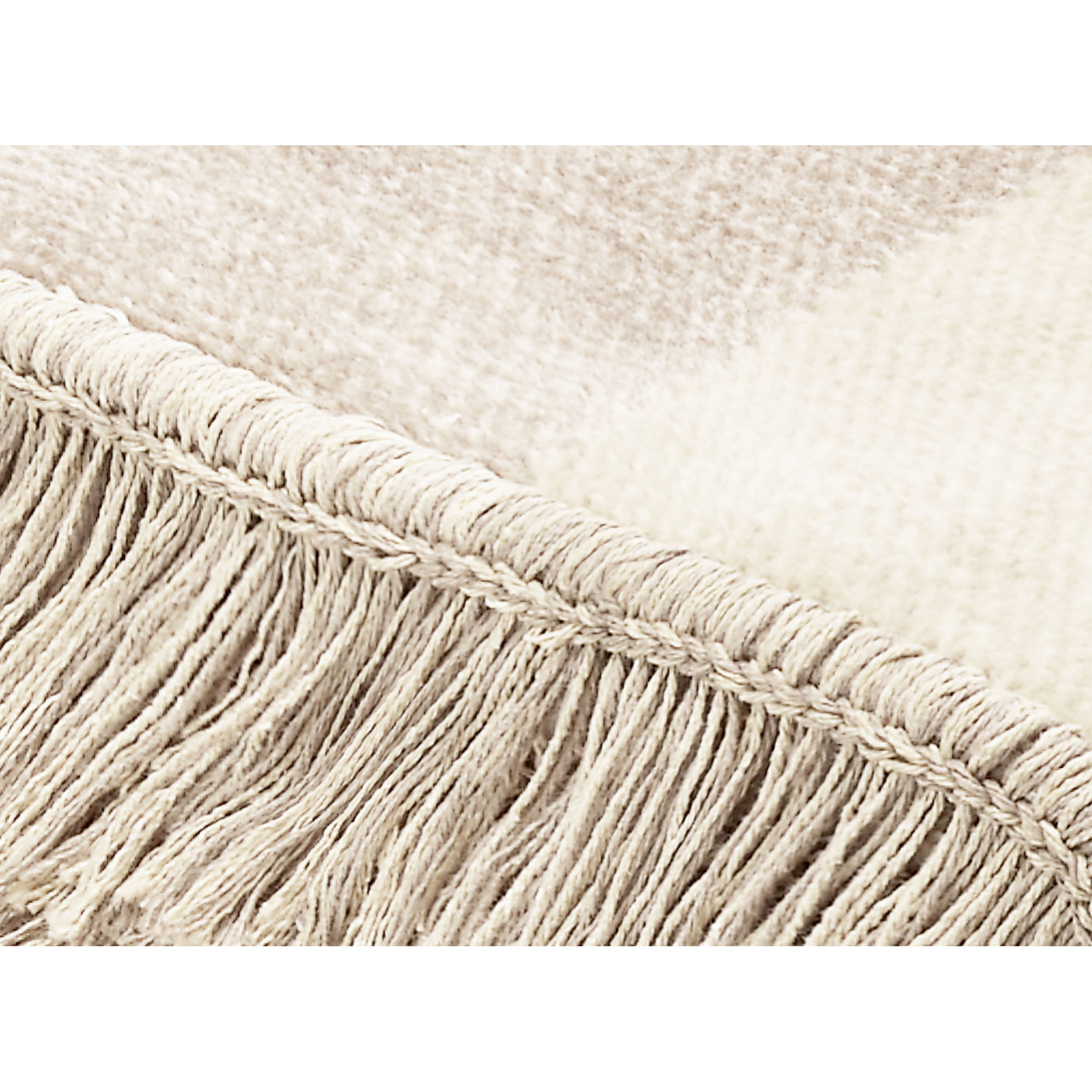 Detail des Sofaschoners S&P natur in ca. 100 x 200 cm mit beigem Gewebe und dicht angeordneten Fransen.