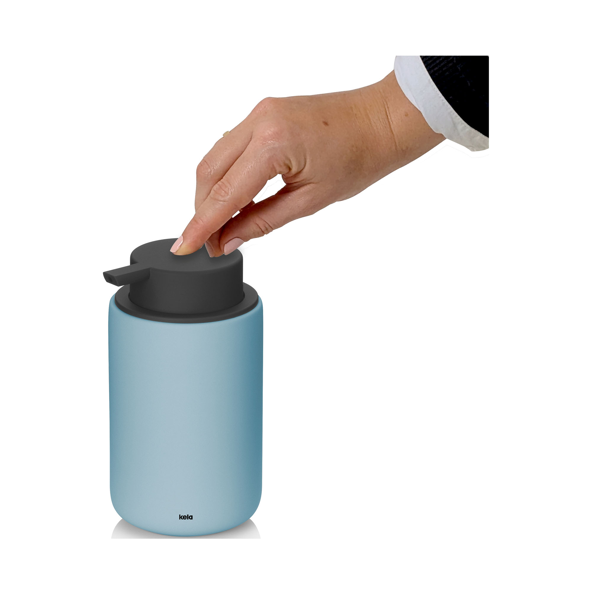 Nahaufnahme einer Hand beim Herunterdrücken des schwarzen Pumpaufsatzes auf dem frostblauen Seifenspender