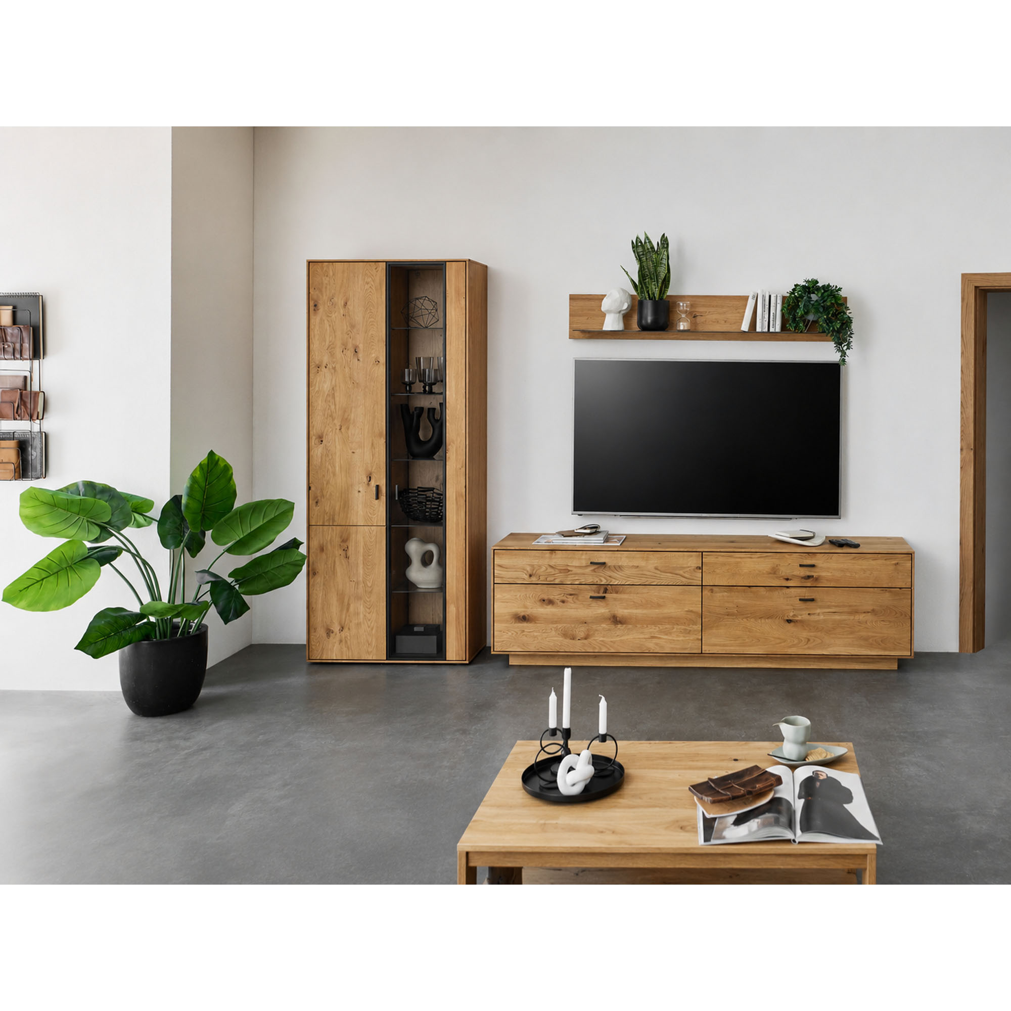 Wohnkombination mit Vitrine, Lowboard und Wandregal in einem modern eingerichteten Wohnzimmer