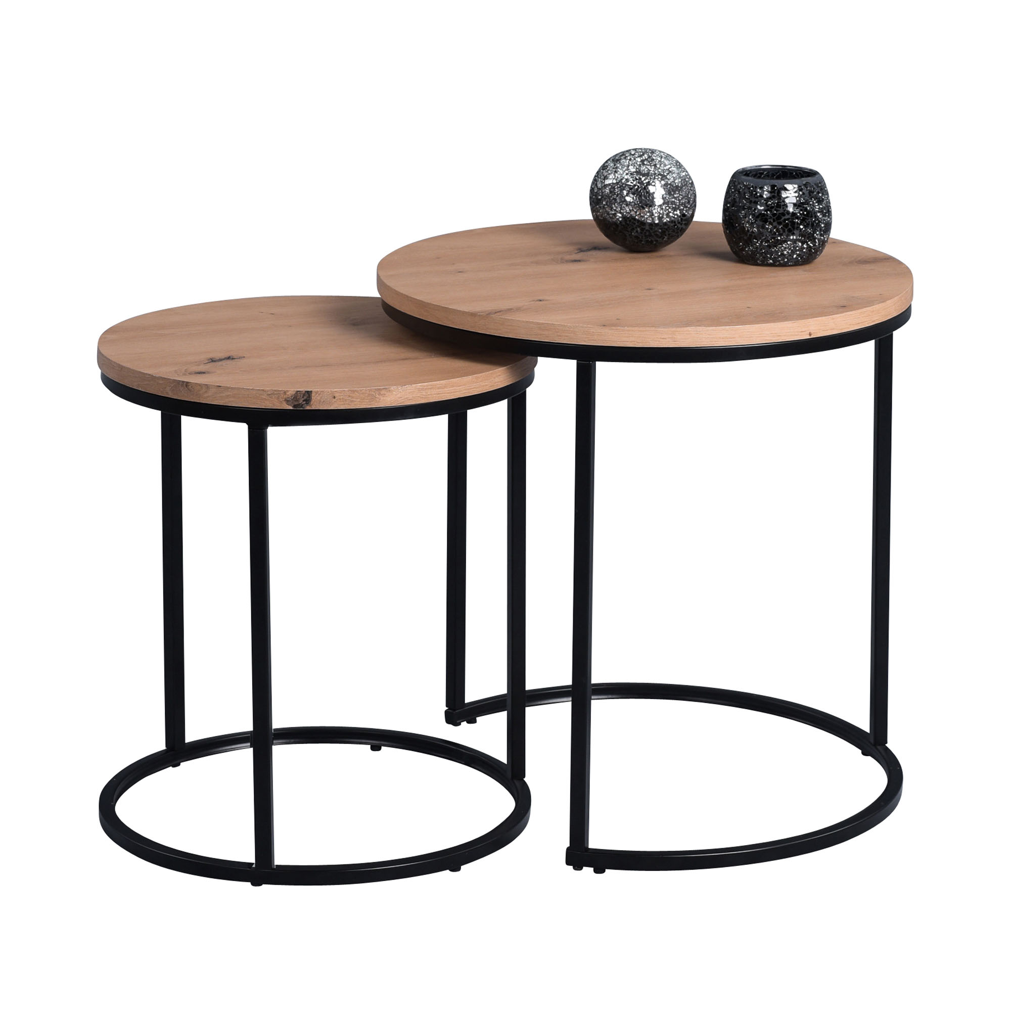 Zwei runde Satztische mit hellen Holzplatten und schwarzem Metallgestell, auf dem größeren Tisch stehen zwei schwarze Dekokugeln