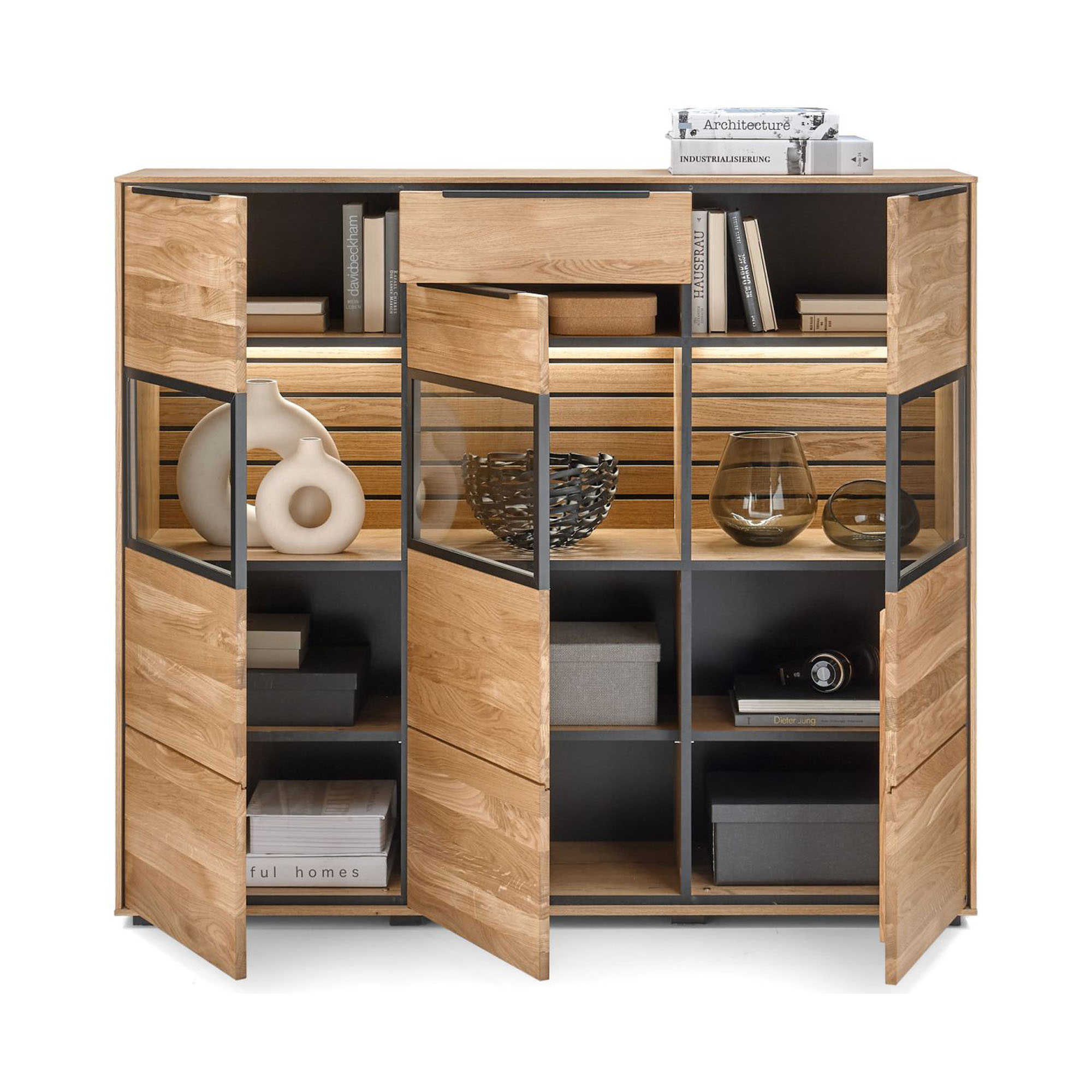 Geöffnetes Highboard in Eiche mit mehreren Stauraumfächern, Schubladen und verglasten Vitrinenbereichen