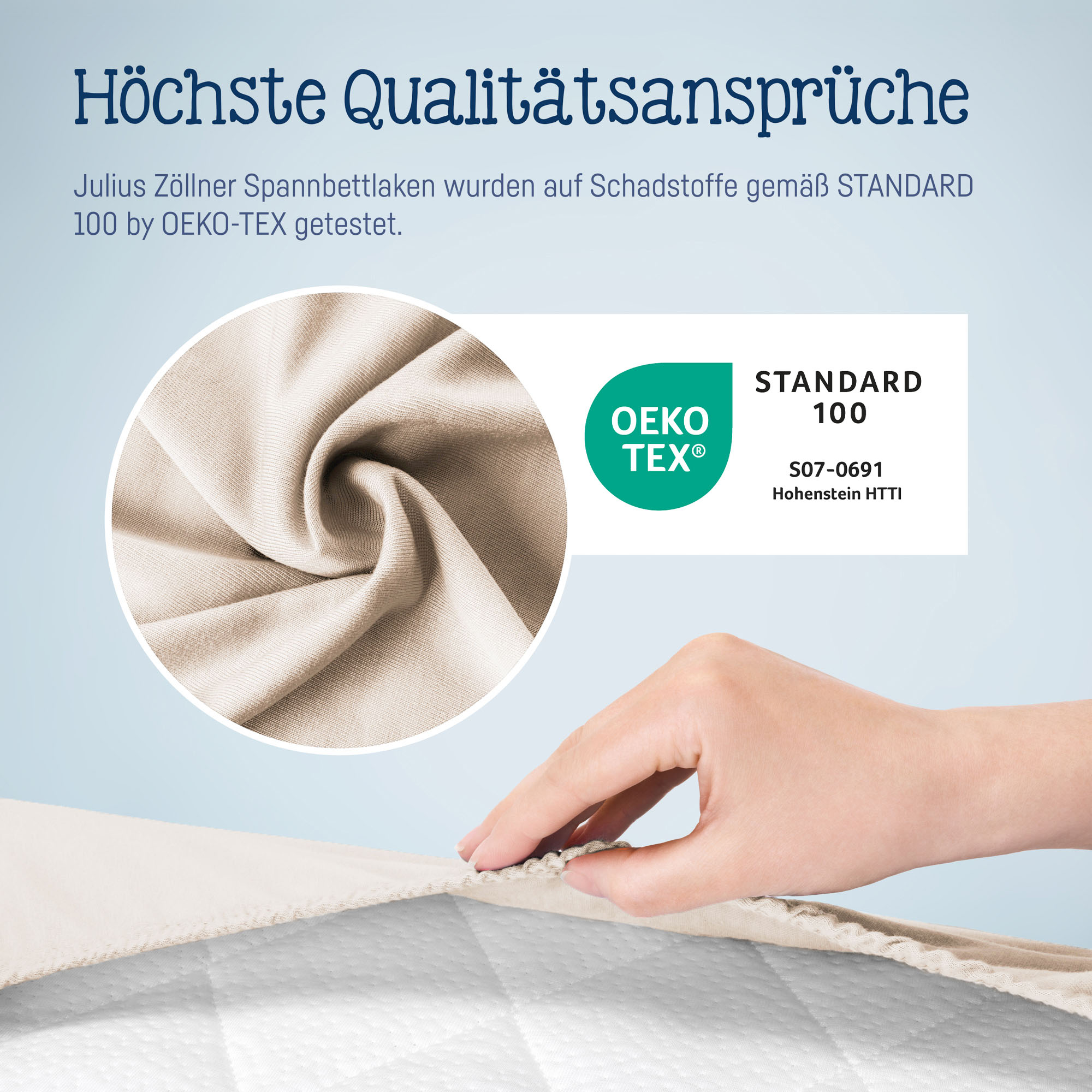 Shellfarbenes Julius Zöllner Spannbettlaken mit OEKO-TEX STANDARD 100 Logo, Nahaufnahme der Stoffstruktur und einer Hand, die das Laken über eine Matratze zieht