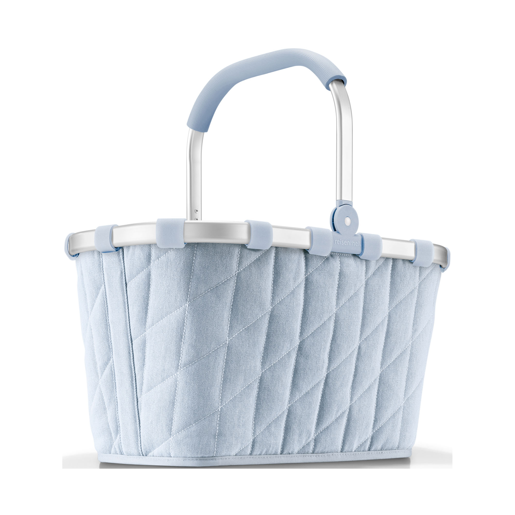 Reisenthel Carrybag in Rhombus Denim mit hellblauem Rautenmuster, stabilem Tragebügel und geräumigem Einkaufskorb