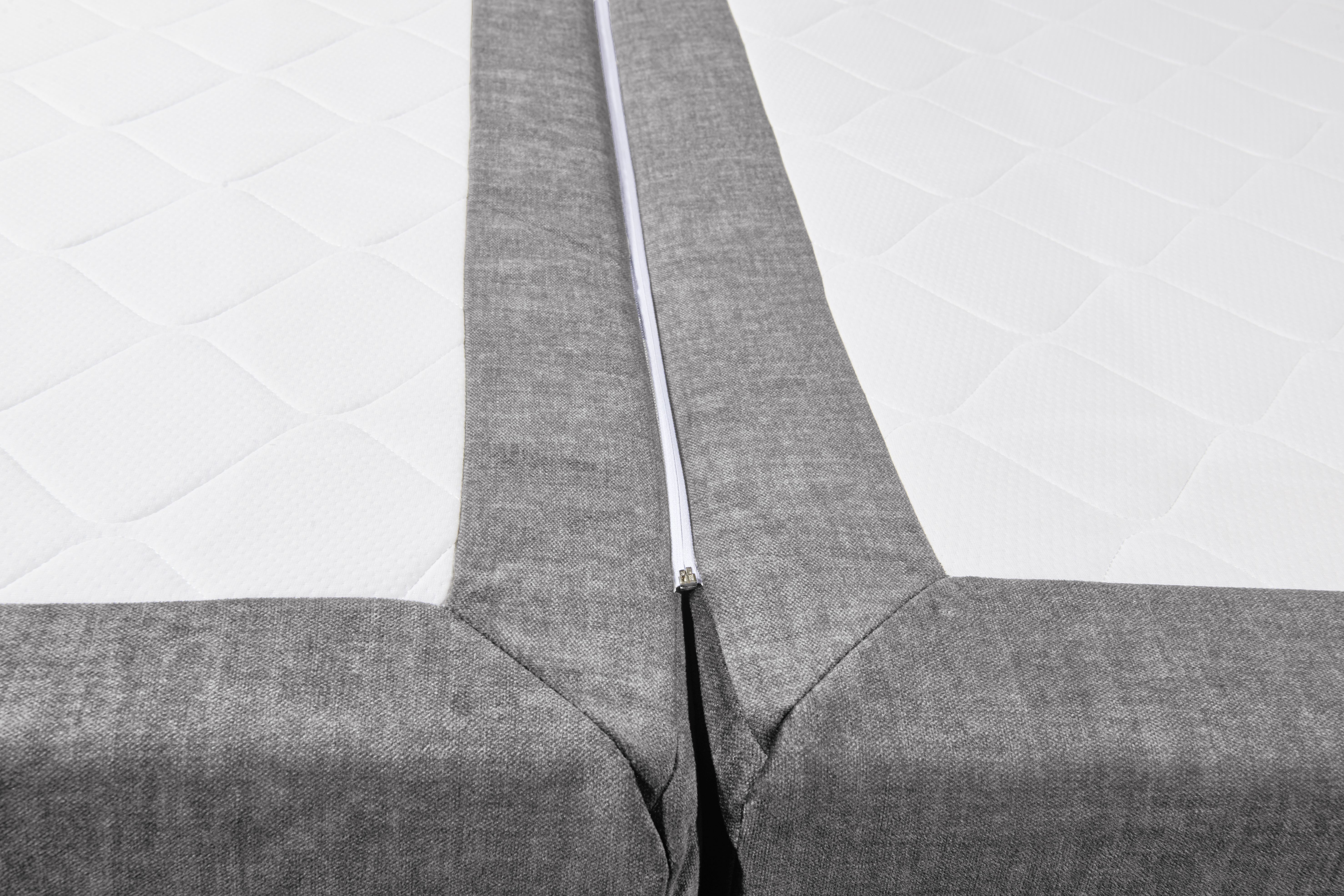 Detailaufnahme der Tonnentaschenfederkern-Matratze des Boxspringbetts „Vogue 15 grey“, Struktur und Bezug im Nahformat erkennbar