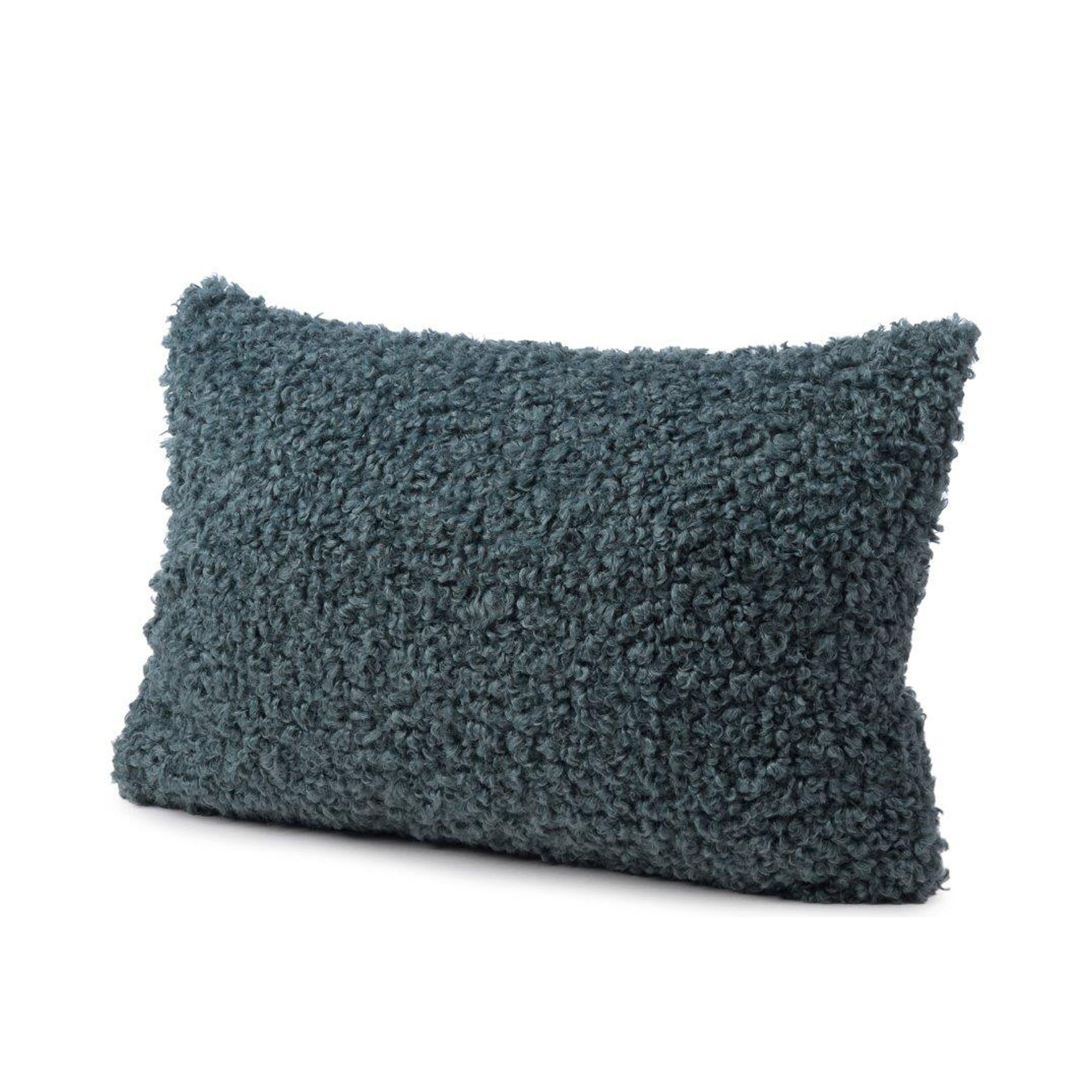 Rechteckiges Komplettkissen Modell Rolf in Petrol, ca. 30 × 50 cm.