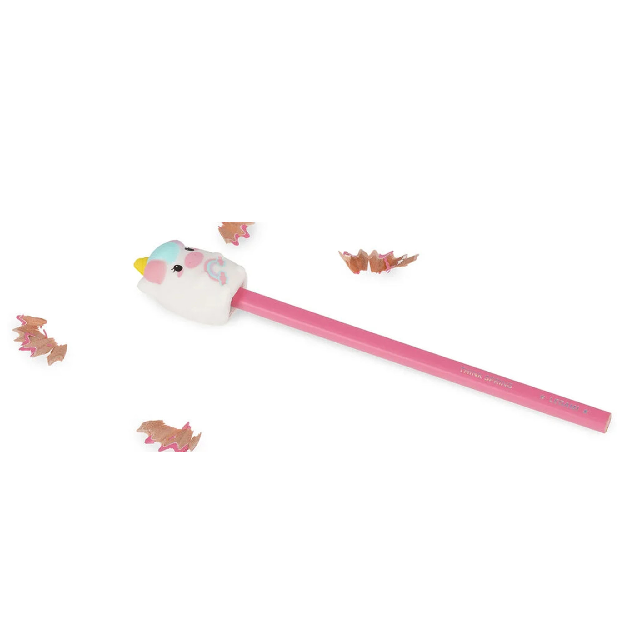 Weißer Anspitzer im Einhorn-Design, neben einem rosafarbenen Stift und mehreren Spänen dargestellt.