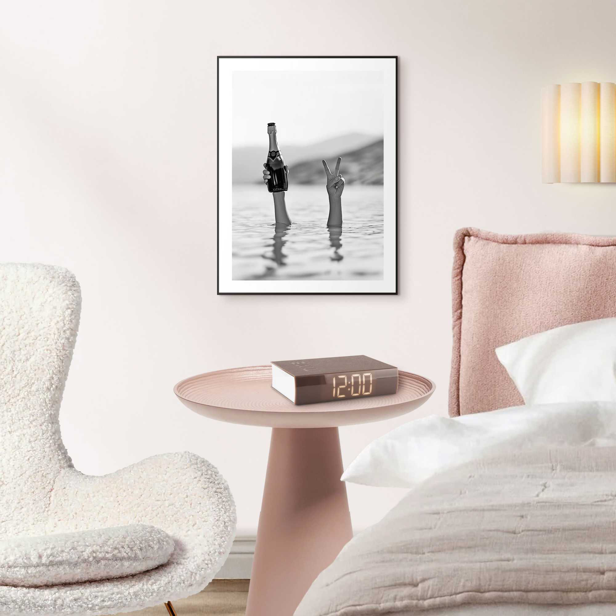 Das Wandbild „Sea Cheers“ in Schwarz-Weiß, 30 × 40 cm, hängt in einem eingerichteten Wohnraum und zeigt die Größenwirkung an der Wand.