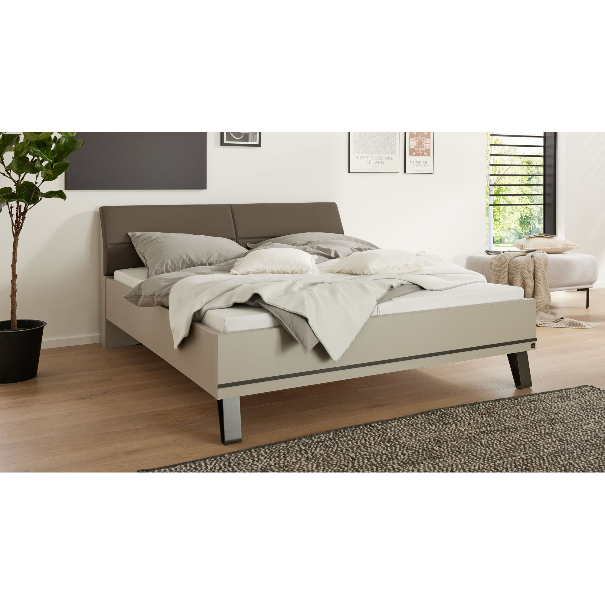 Bett Interliving 1032 mit gepolstertem Kopfteil im Schlafzimmer eingerichtet, mit Matratze, Kissen und Decken dekoriert