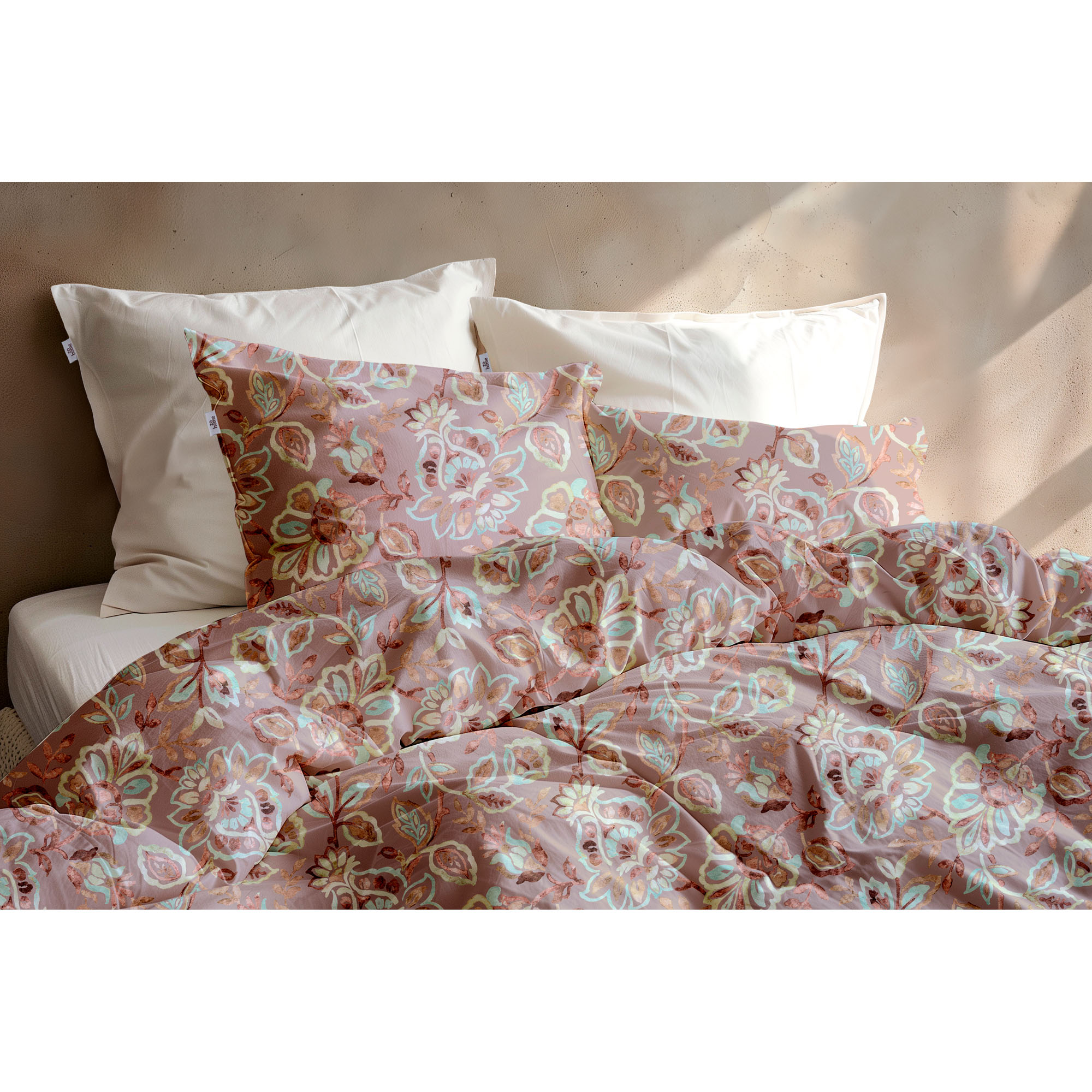 Bettwäsche Franca in Pink, 135 x 200 cm: Nahansicht der bezogenen Bettdecke und Kissen auf einem Bett mit ornamentalem Blumenmuster in Rosa-, Rot-, Beige- und Türkistönen.