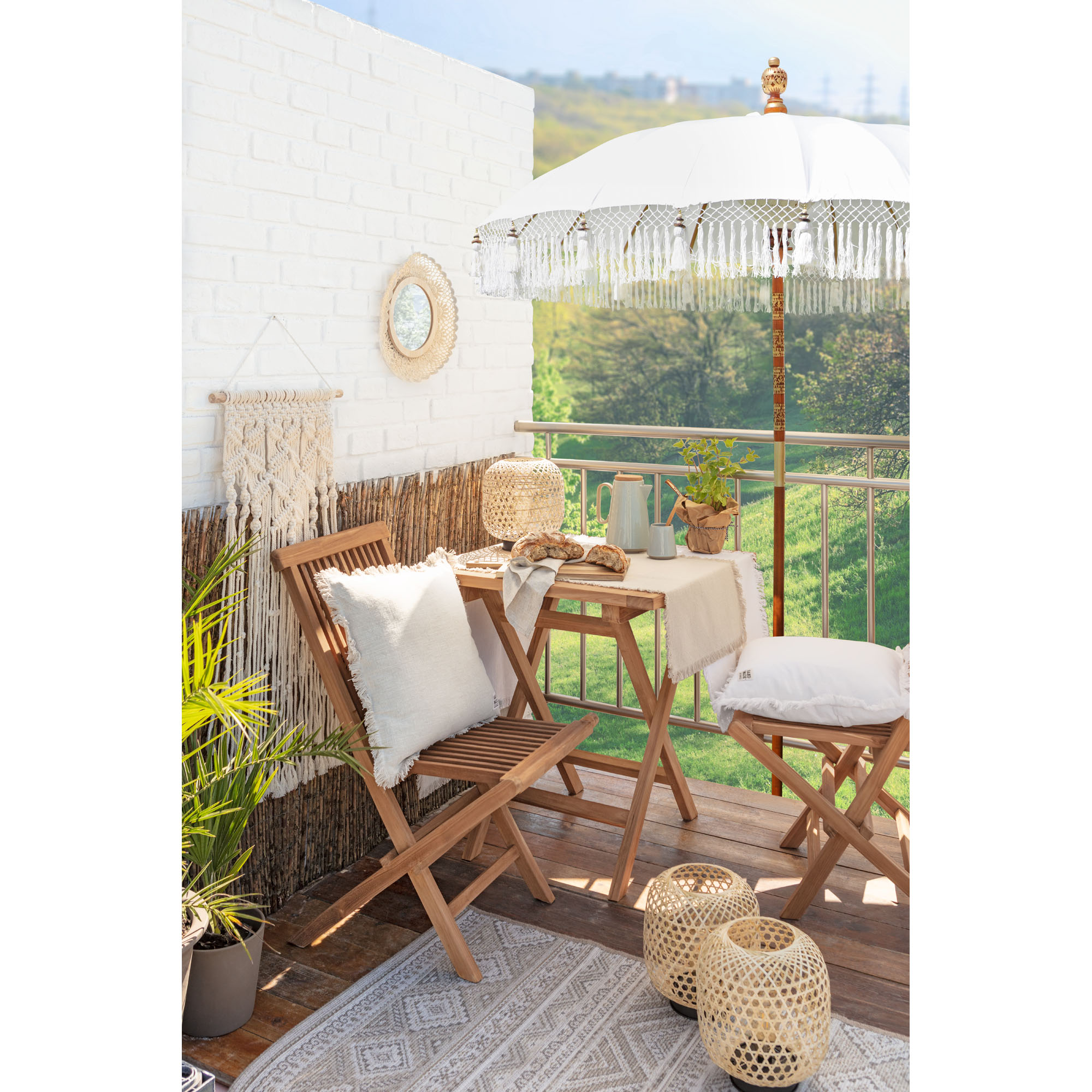 Klappstuhl aus Holz auf einem Balkon neben einem Tisch mit Pflanzen im Hintergrund