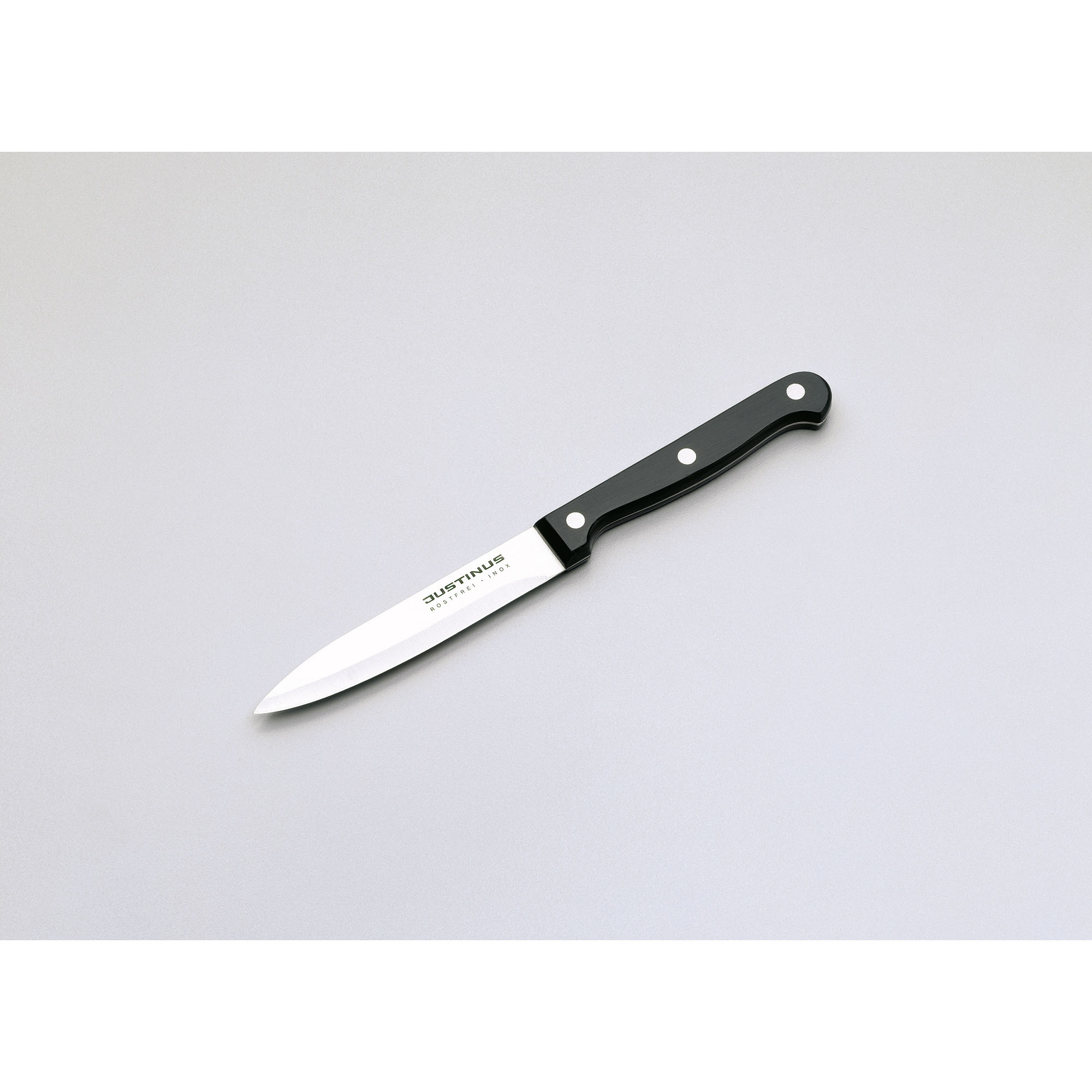 Allzweckmesser Küchenchef: Allzweckmesser mit schwarzem vernieteten Griff schräg auf grauem Hintergrund.