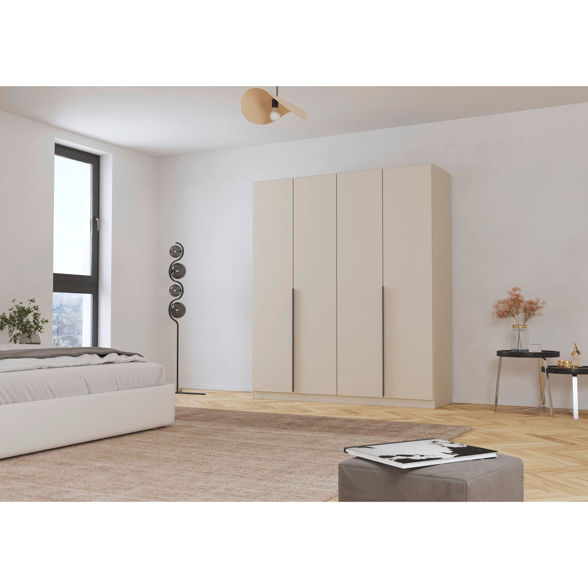 Champagnerfarbener 4-türiger Kleiderschrank mit Griffleisten in hellem Schlafzimmer mit Bett, Pflanze und Holzfußboden