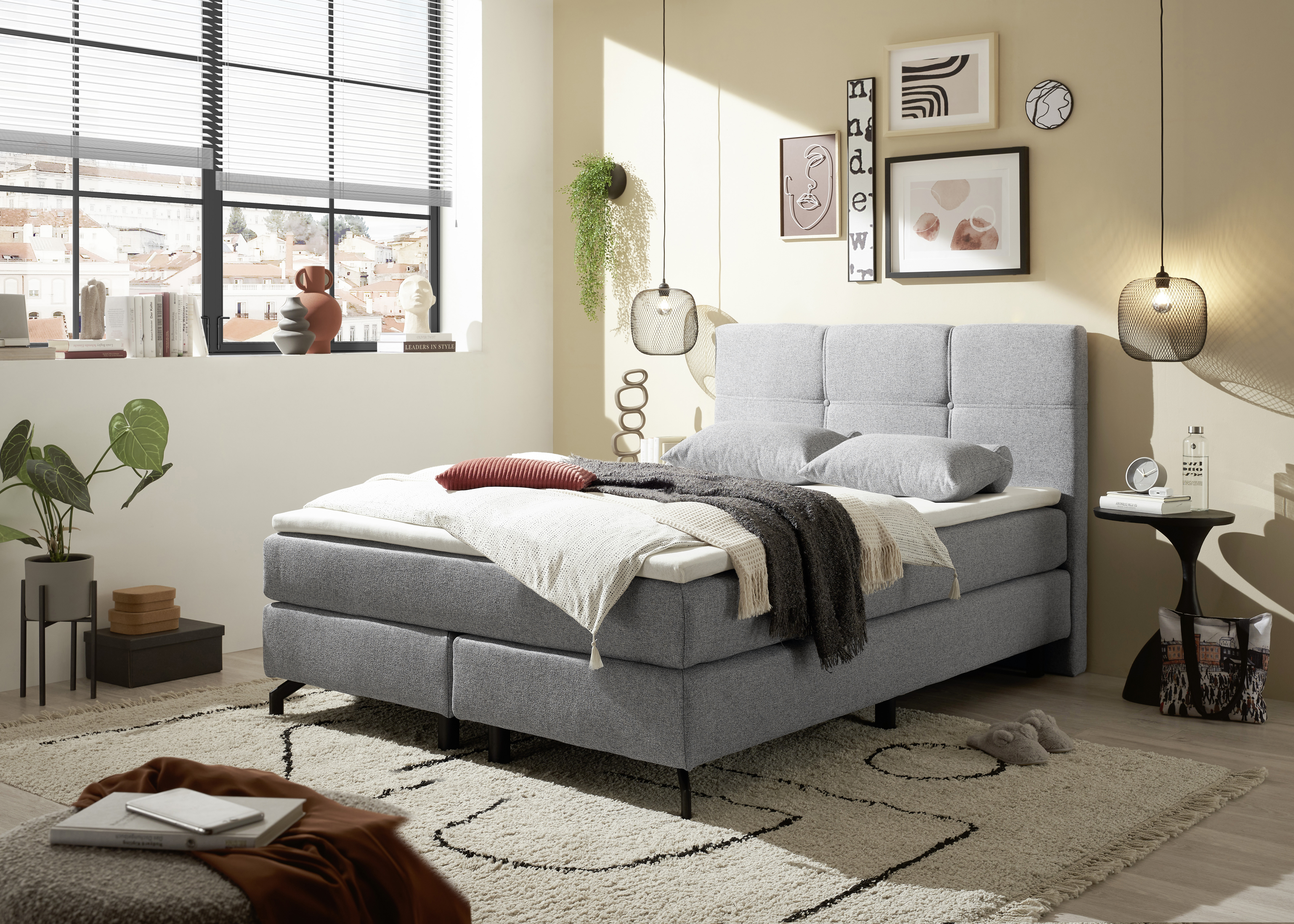 Boxspringbett „Lumos 08 grey“ mit Metallfüßen, in einem eingerichteten Schlafzimmer