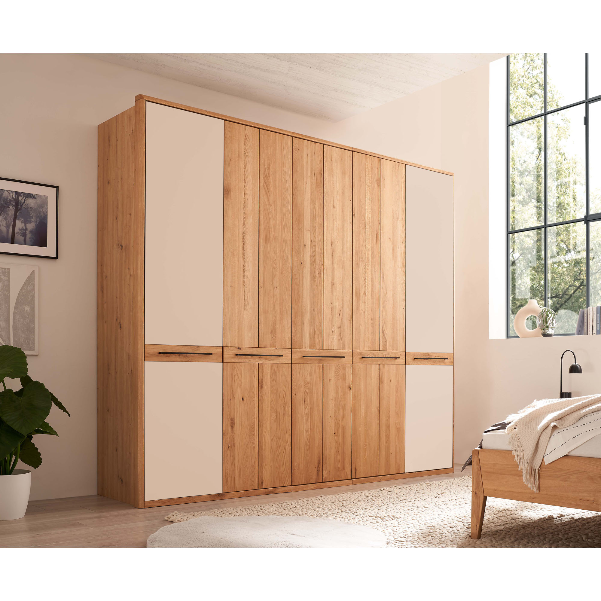 Kleiderschrank mit Holzfronten und hellen Glastürflächen aus seitlicher Ansicht im Schlafzimmer