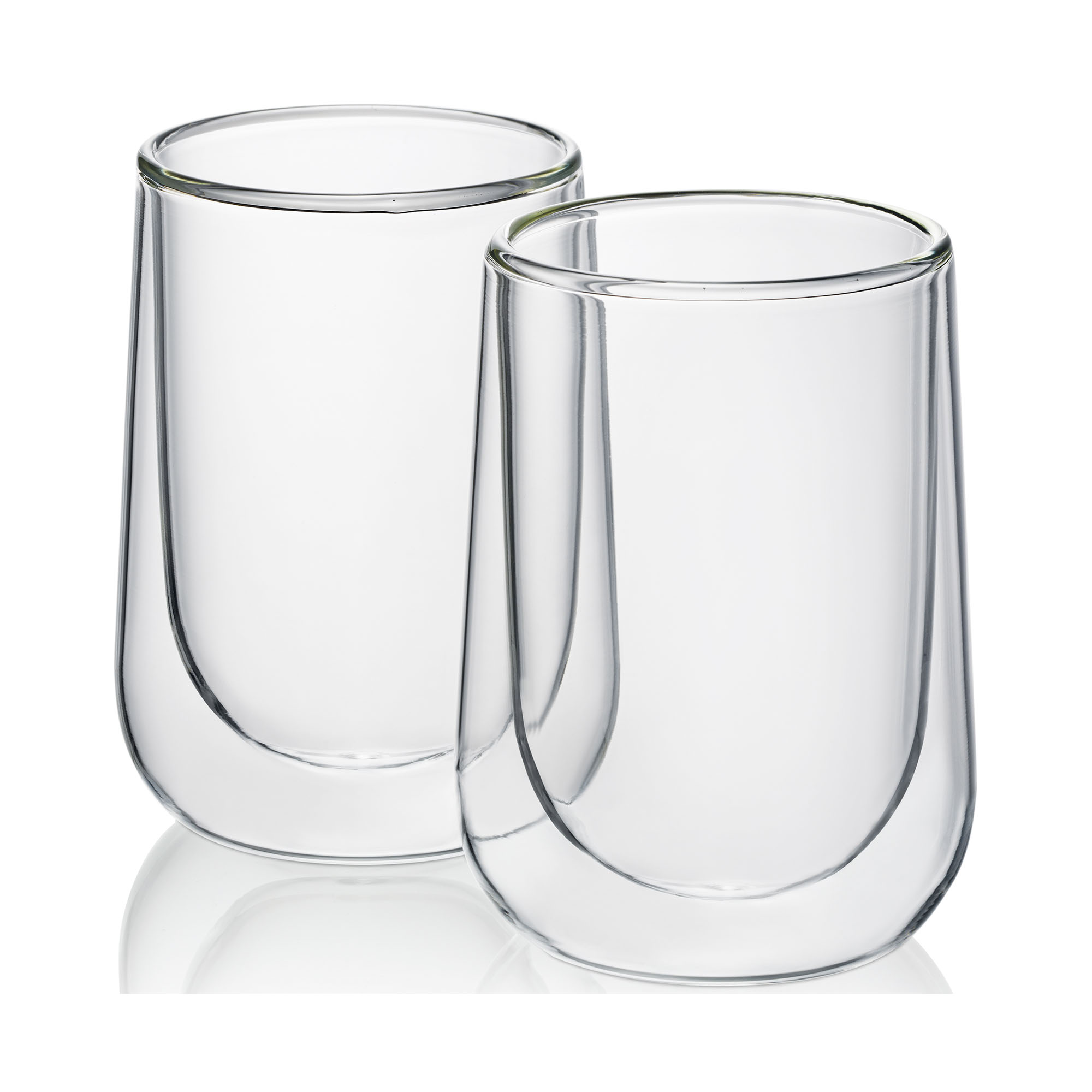 Zwei transparente doppelwandige Latte Macchiato Gläser auf weißem Hintergrund