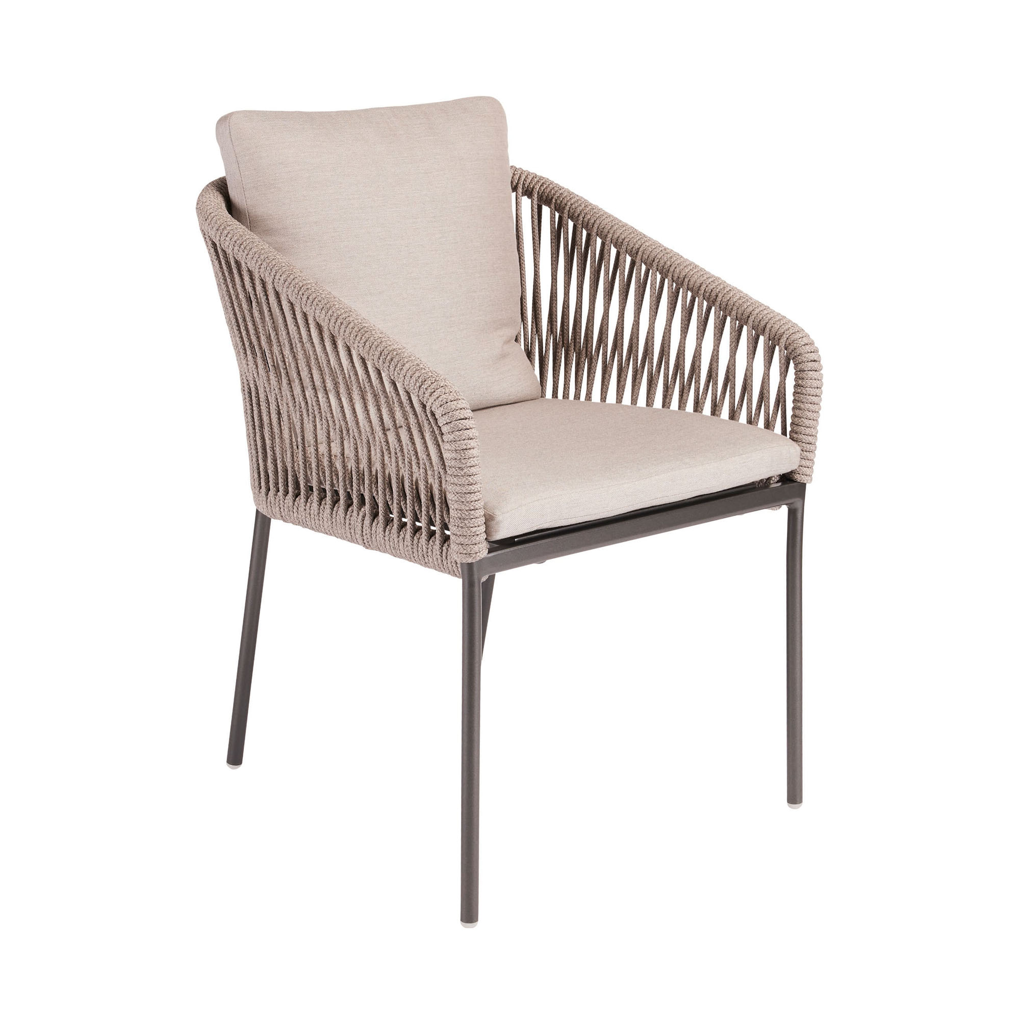 Ein beige gepolsterter Gartenstuhl mit dunklem Metallgestell und seitlicher Seilbespannung, frontal leicht schräg fotografiert vor weißem Hintergrund.