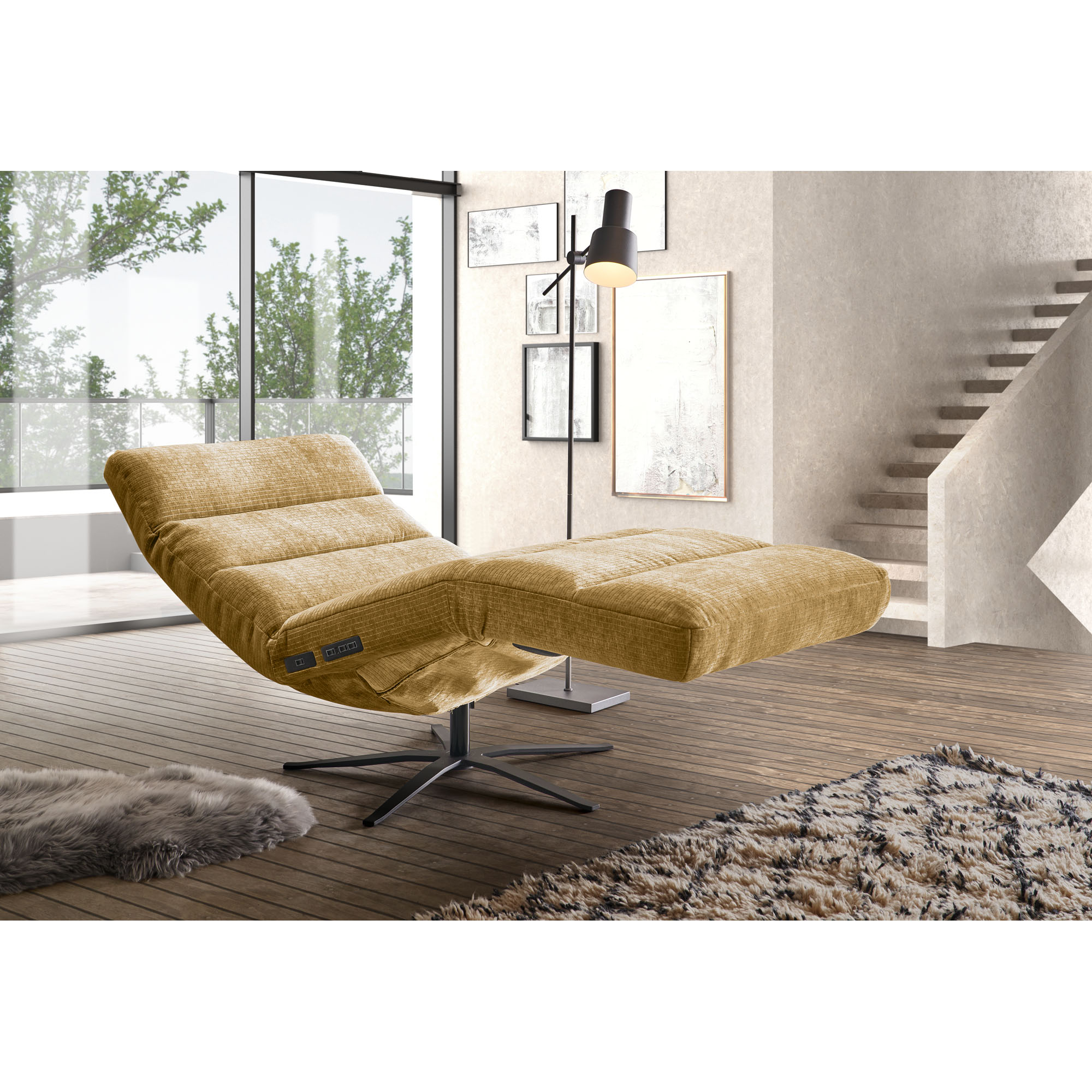 Relaxliege mit Bezug in Monty Pistaccio, nach hinten geneigter Rückenlehne, angehobener Beinauflage und schwarzem Sternfuß in einem hellen Wohnbereich mit Sofa, Teppich und Treppe