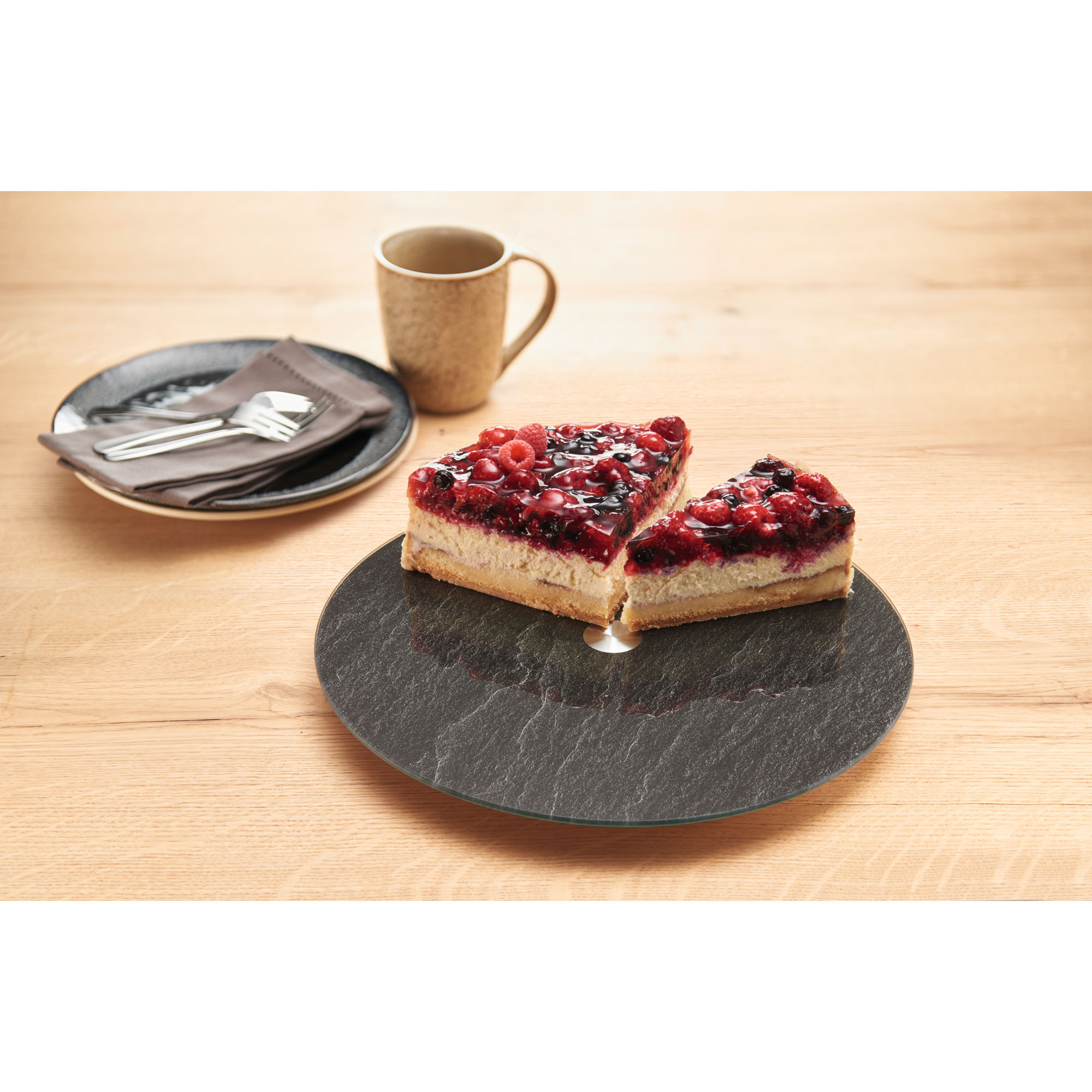 Servierplatte in schwarzer Steinoptik mit zwei Kuchenstücken auf Holztisch