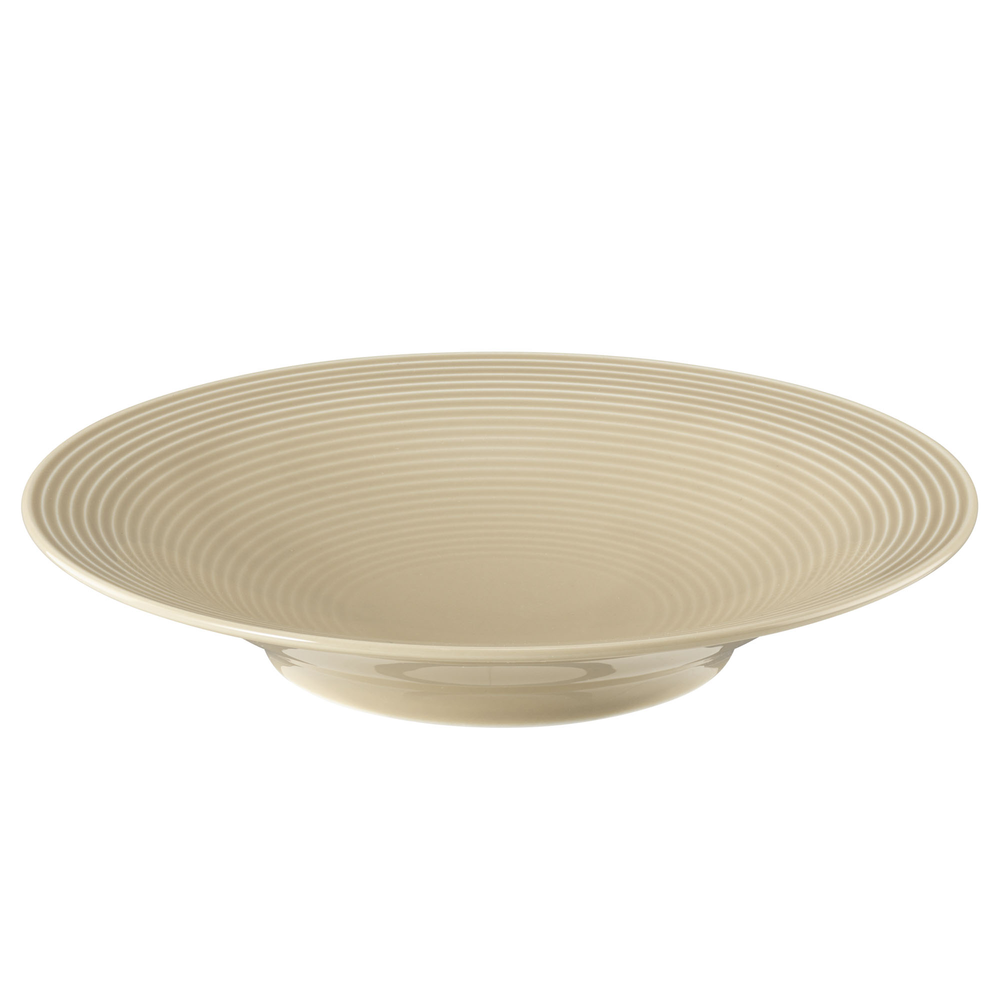 tiefer Teller in Sandbeige; rund mit breitem geriffeltem Rand. Ansicht: schräge Ansicht von vorn.