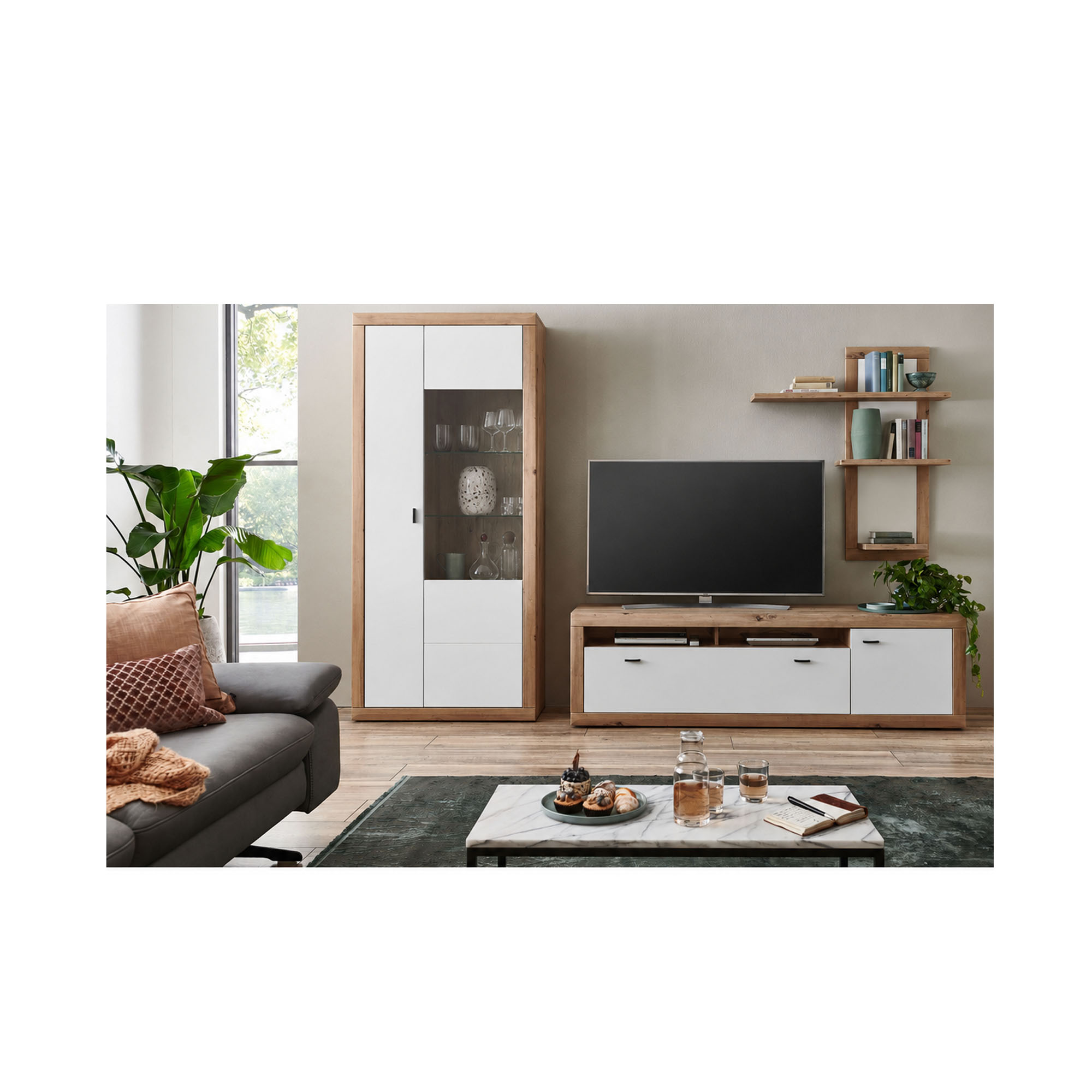 Wohnkombination mit Lowboard, Vitrine, Hängeschrank und Wandregalen in Holzoptik und Weiß in einem modern eingerichteten Wohnzimmer