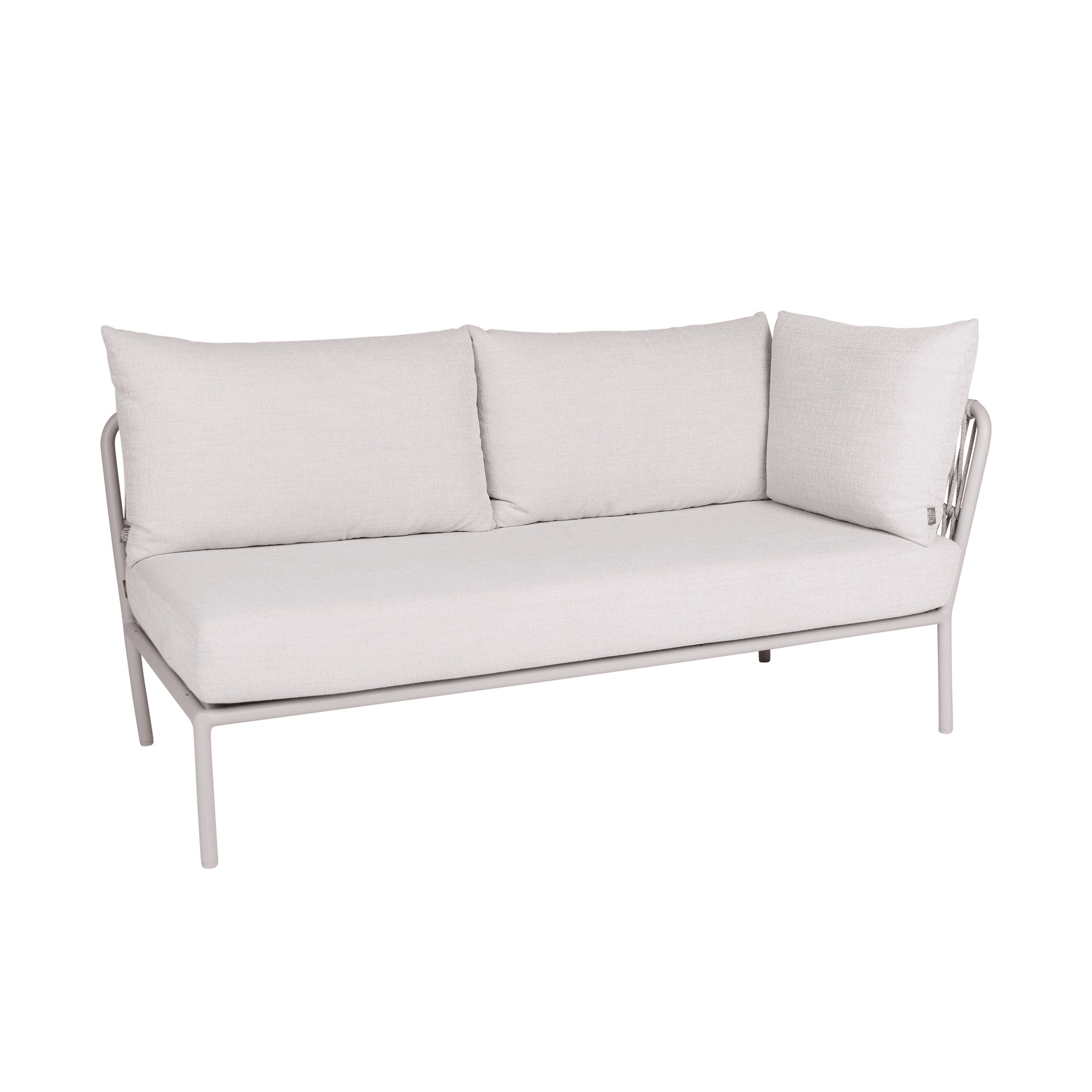 Ein hellgraues Loungesofa mit drei Rückenkissen und schmalem Metallgestell, vor weißem Hintergrund fotografiert.