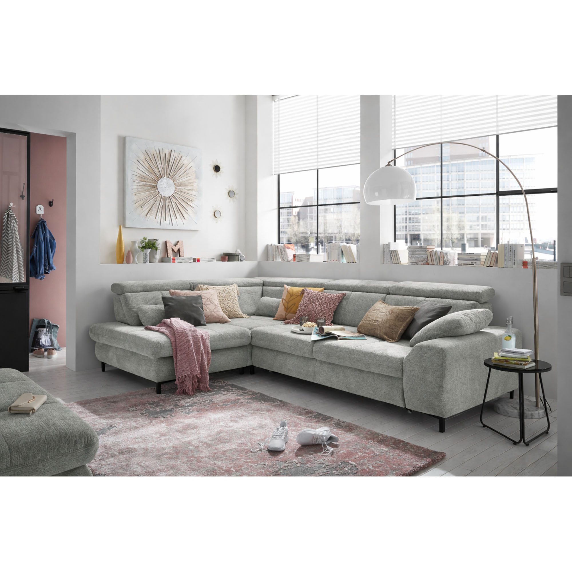 Ecksofa Musterring SO 3400 mit Longchair in moderner Wohnzimmerszene mit Teppich, Dekokissen und großer Fensterfront