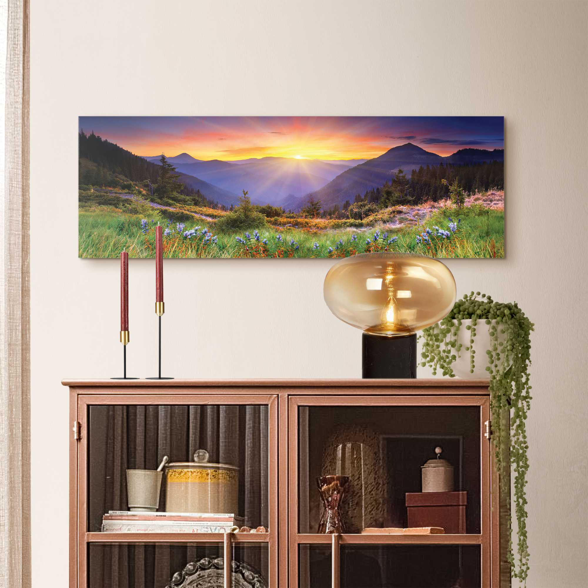 Das Wandbild „Swiss Mountains“ in Mehrfarbig, 30 × 90 cm, hängt in einem eingerichteten Wohnraum und zeigt die Größenwirkung an der Wand.