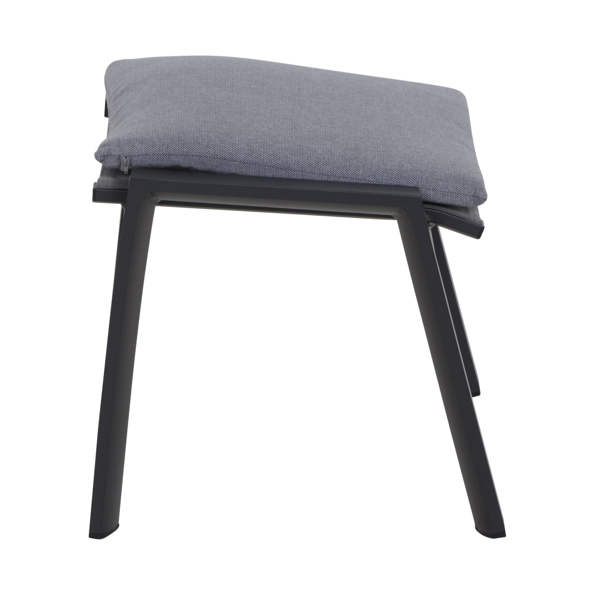 Ein Hocker mit dunklem Gestell und grauem Polster, seitlich aufgenommen.