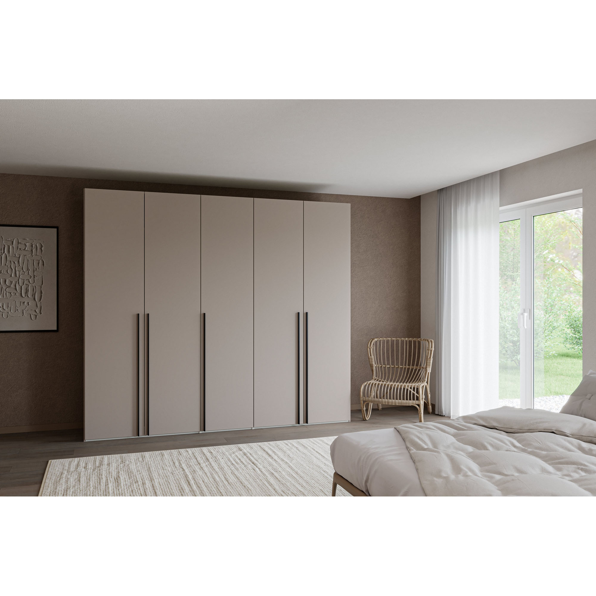 Fünftüriger Kleiderschrank mit geschlossenen Türen in einem Schlafzimmer neben einem Bett und einem Fenster
