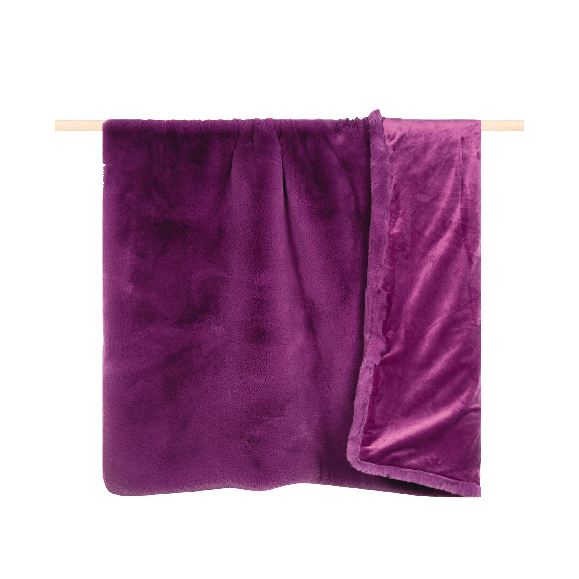 Violette Decke Evita, 140 × 190 cm, mit glatter weicher Oberfläche und umgeschlagener Kante, über einer Holzstange gelegt.