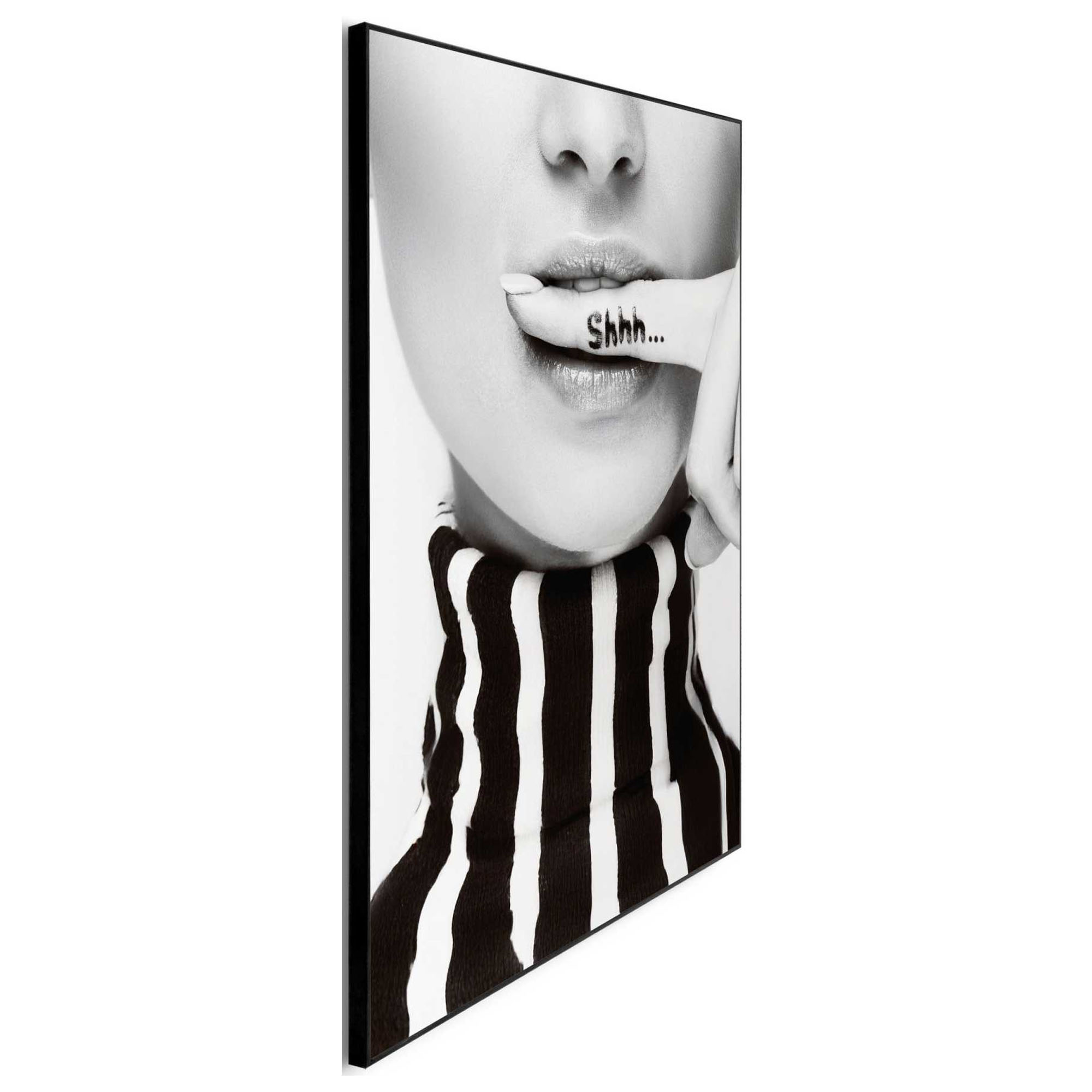 Seitliche Schrägansicht des Wandbilds „Silence Requested“, 50 × 70 cm; Profil, Kante und Tiefe des Bildes sind erkennbar.