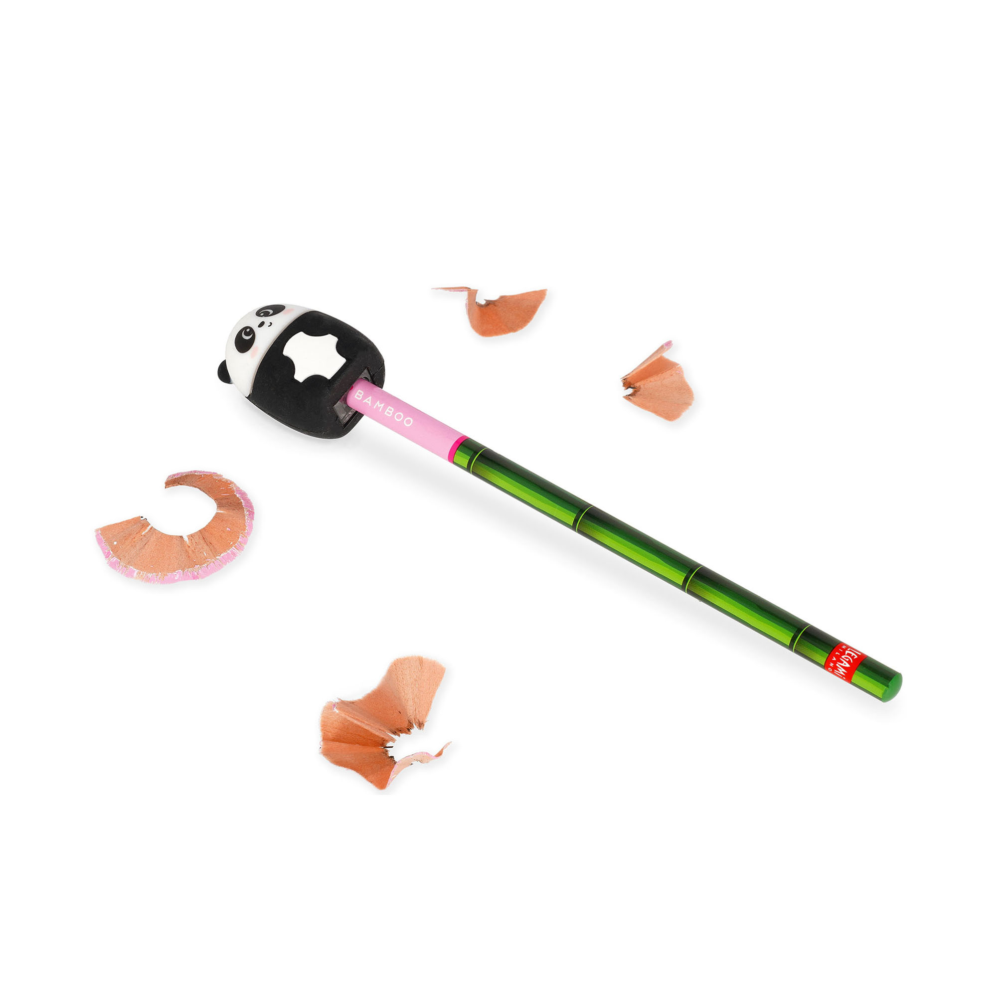 Schwarz-weißer Anspitzer im Panda-Design, neben einem angespitzten grünen Stift und mehreren Spänen dargestellt.