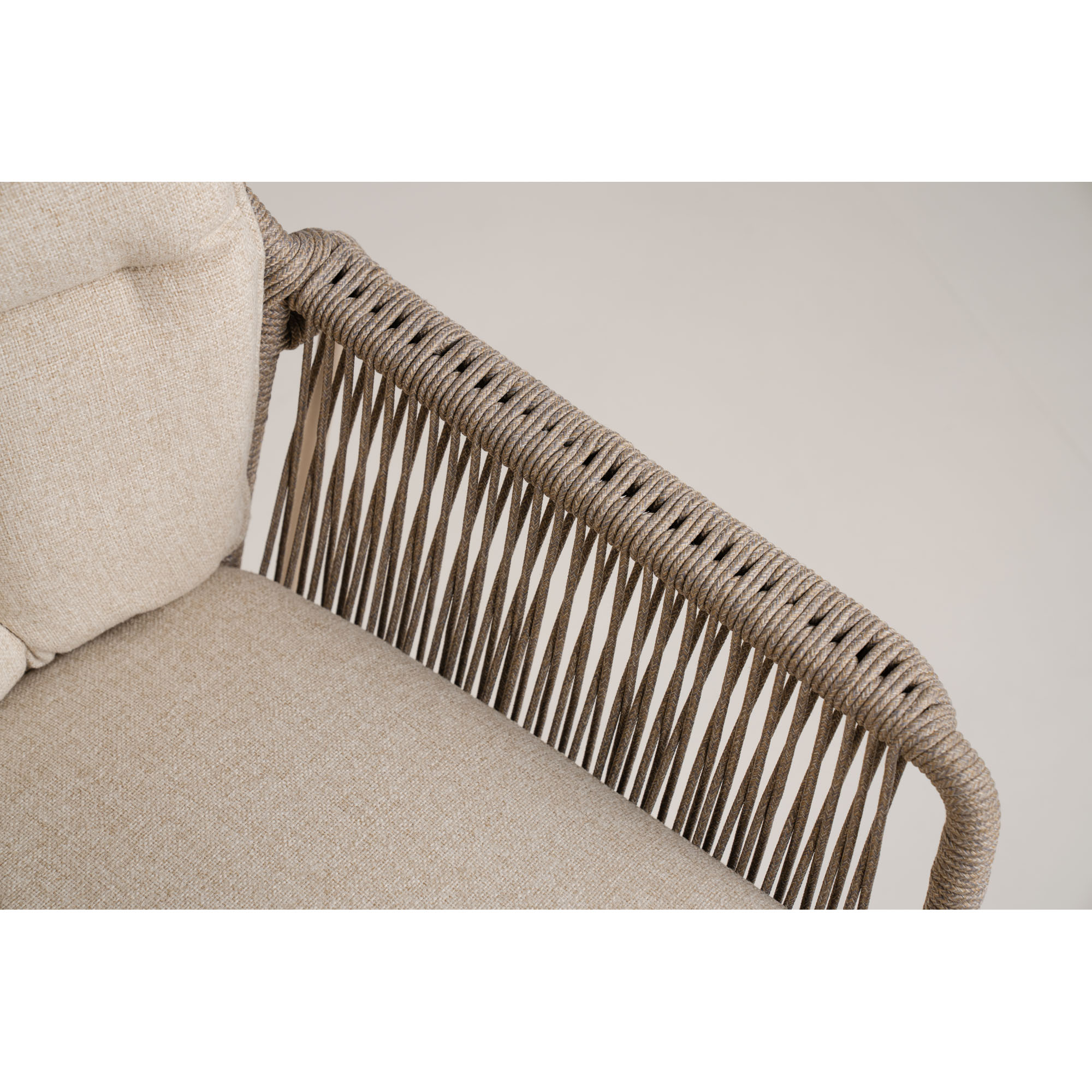 Nahaufnahme des Gestells eines Dining Chairs in Champagnerfarbe mit hellem Polster