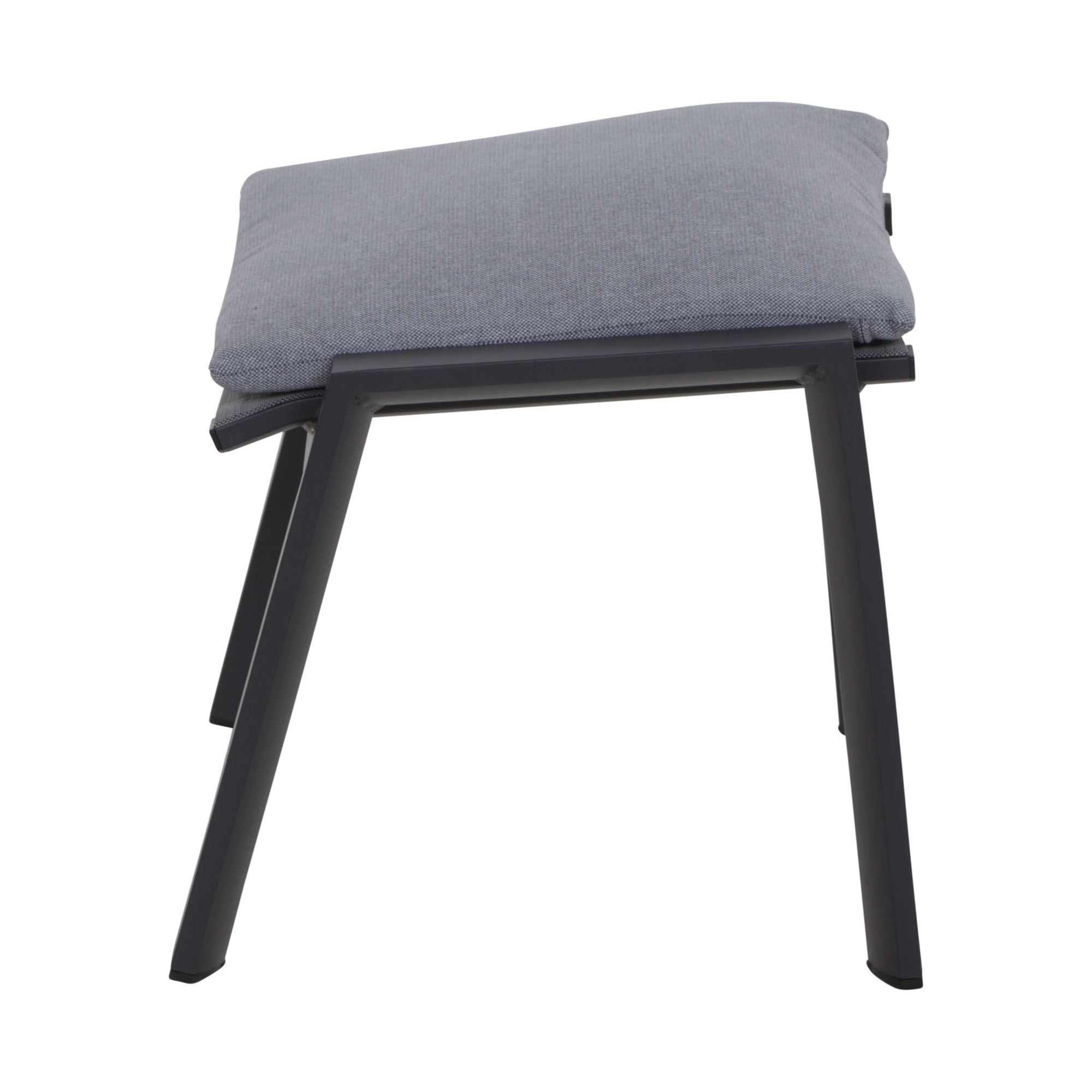 Ein Hocker mit dunklem Gestell und grauem Polster, schräg von der Seite aufgenommen.