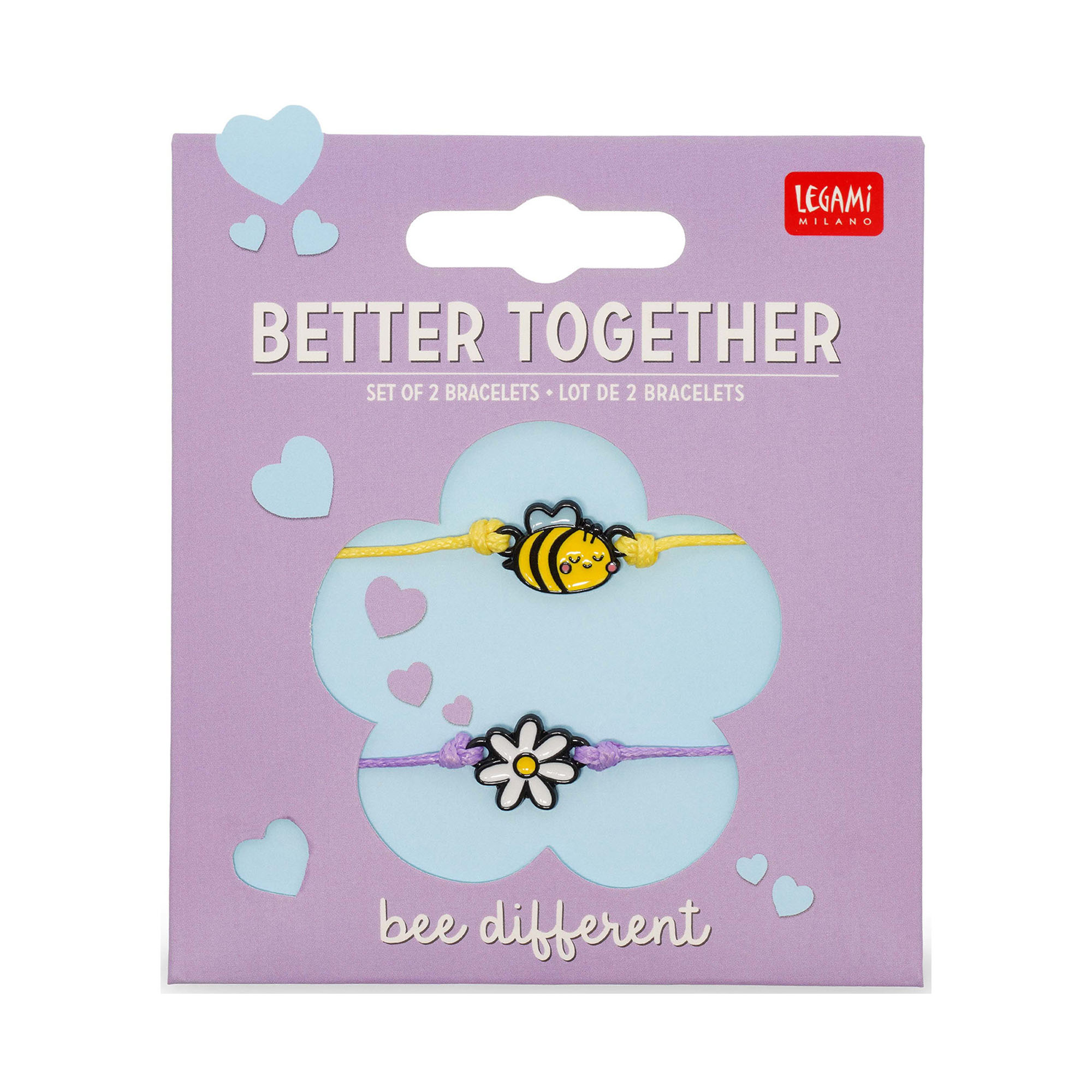 Zwei Armbänder mit Bienen- und Blumenanhänger, an einer bedruckten Kartonkarte befestigt gezeigt.