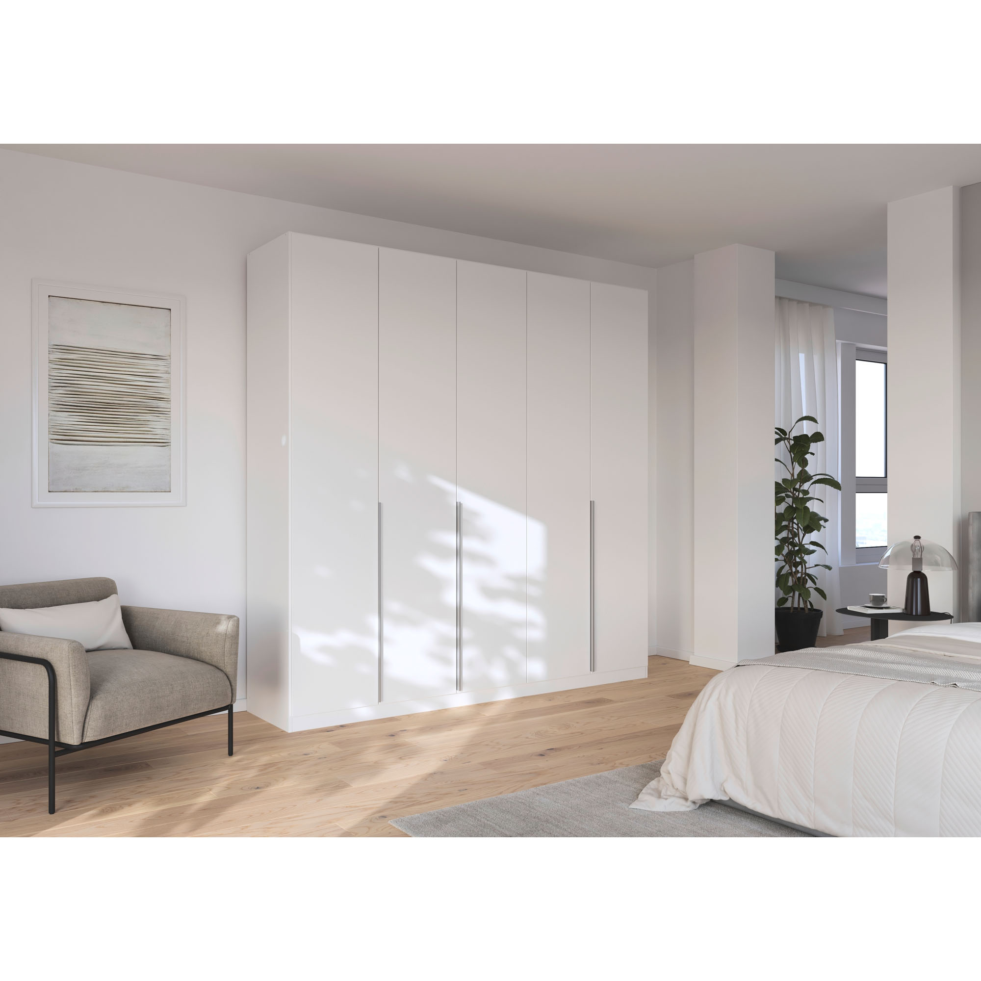 Weißer Kleiderschrank in einem stilvoll eingerichteten Schlafzimmer mit Bett, Sessel und dekorativen Elementen