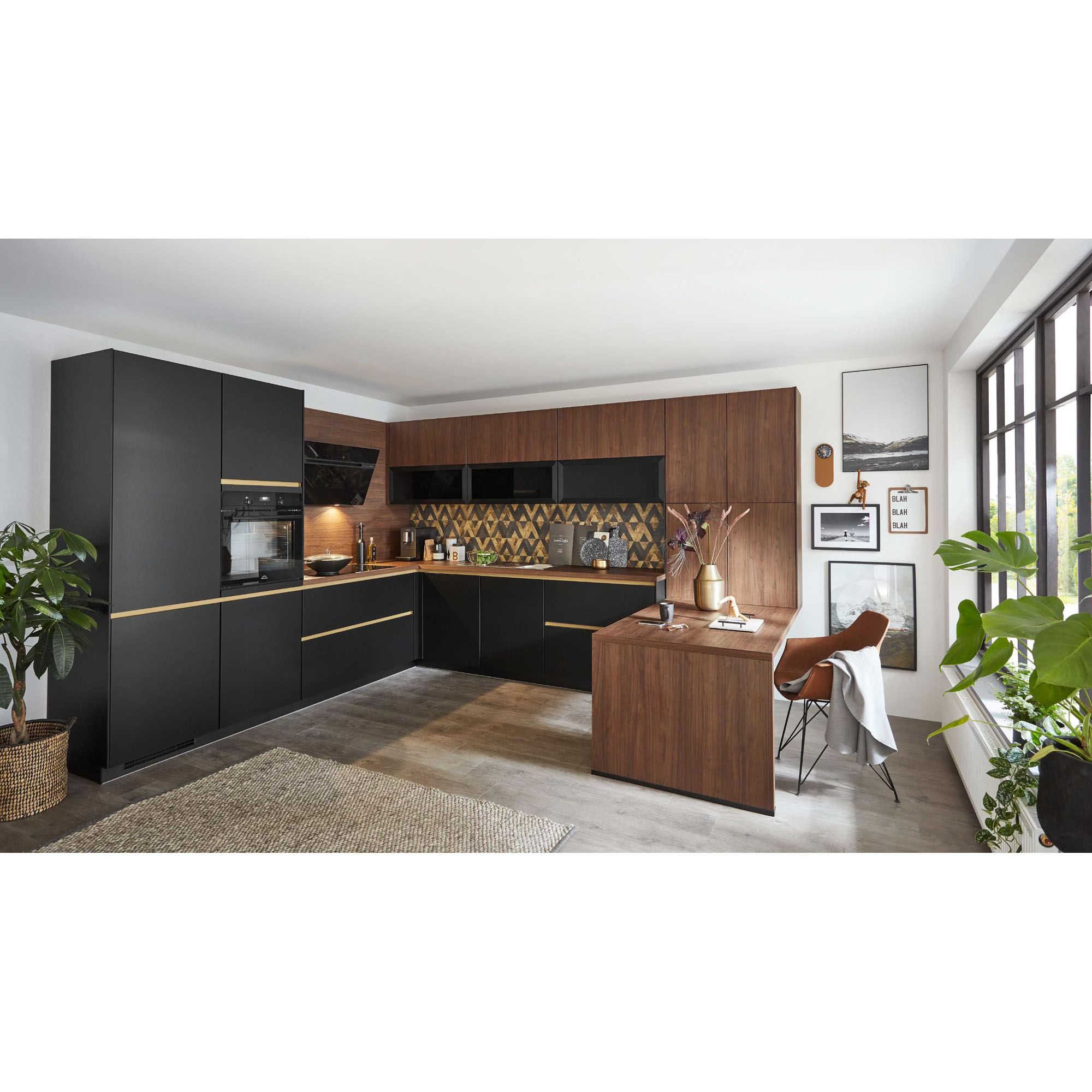 Einbauküche in Schwarz & Nussbaum – U-Form