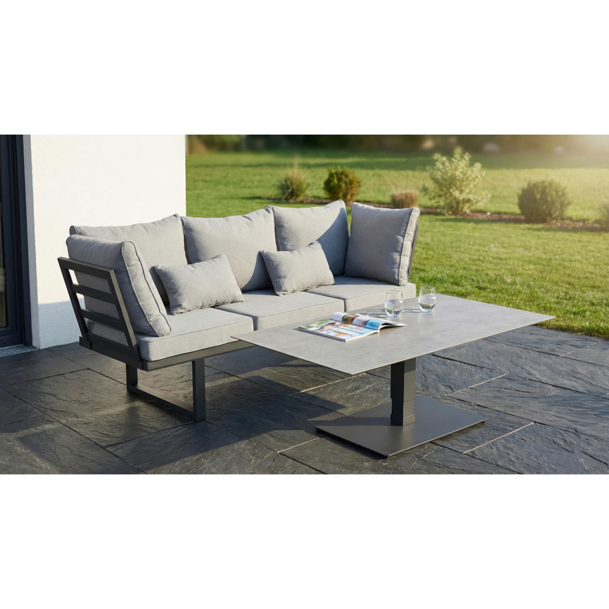 rechteckiger Gartentisch im Einsatz als Tisch einer Loungesitzgruppe auf einer Terrasse
