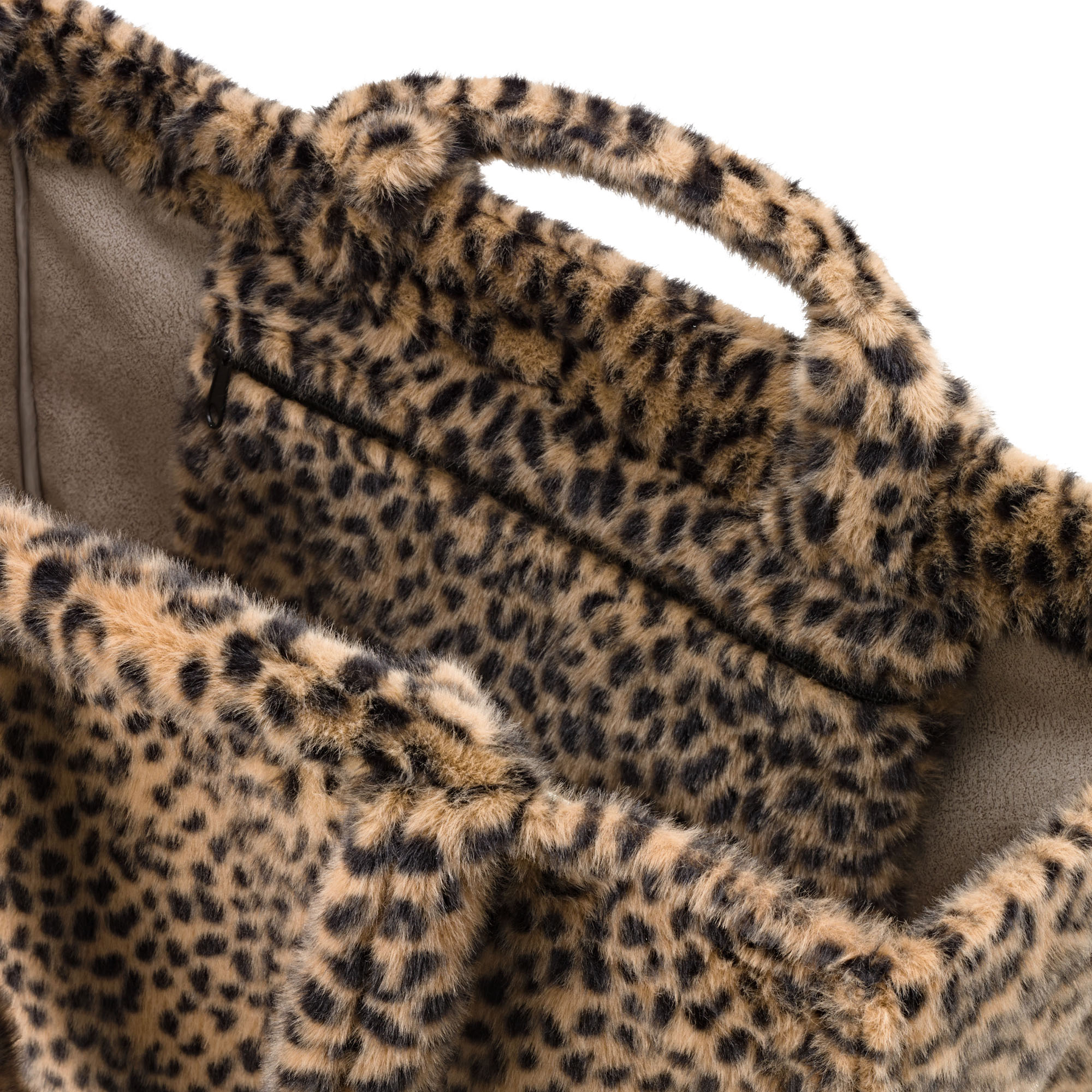 Shopper von Reisenthel, Modell Softshopper, in Braun und Schwarz mit Leopardenmuster aus Fellimitat, Nahaufnahme des oberen Innenfachs und der Tragegriffe