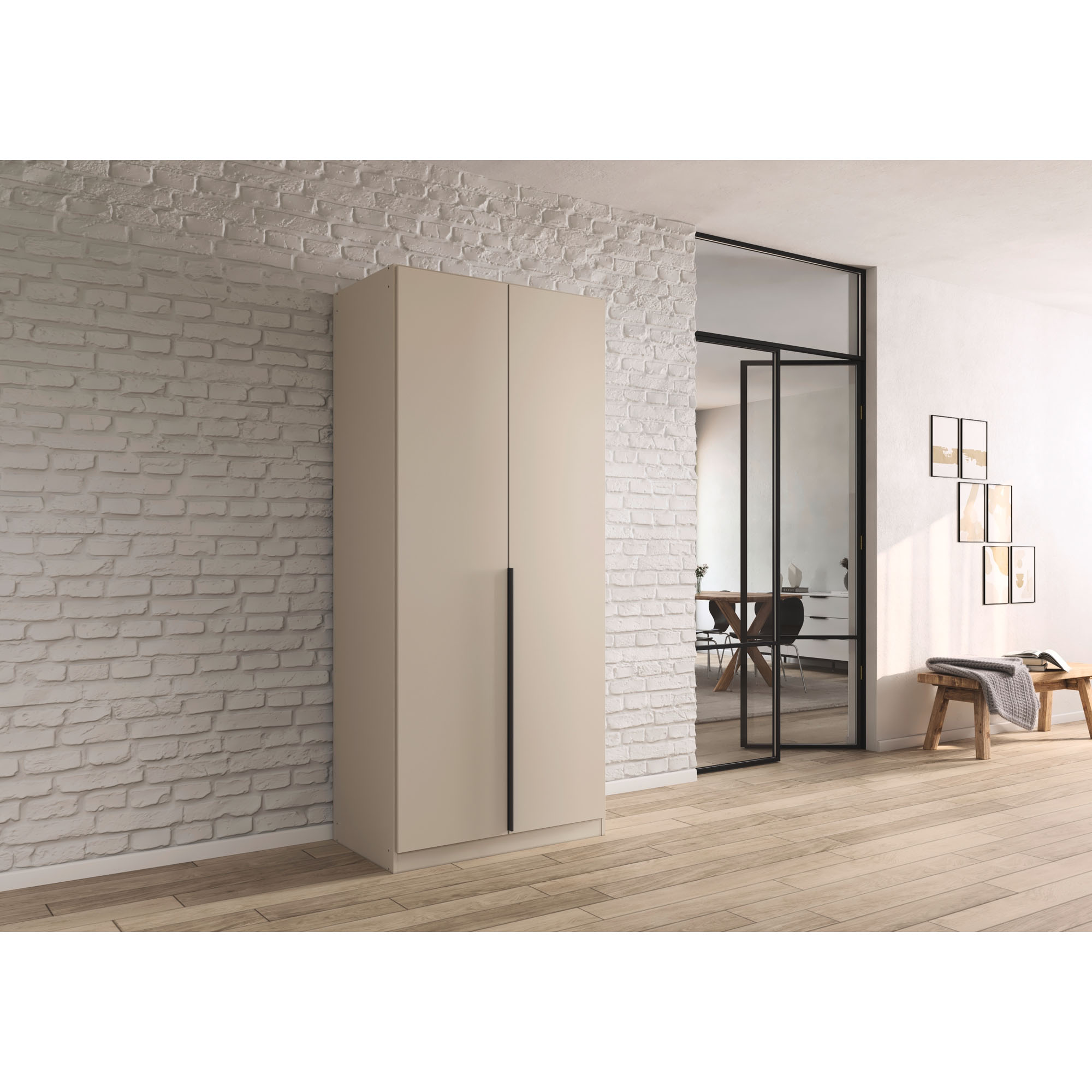 Champagnerfarbener 2-türiger Kleiderschrank in moderner Wohnumgebung mit Holzfußboden und heller Ziegelwand