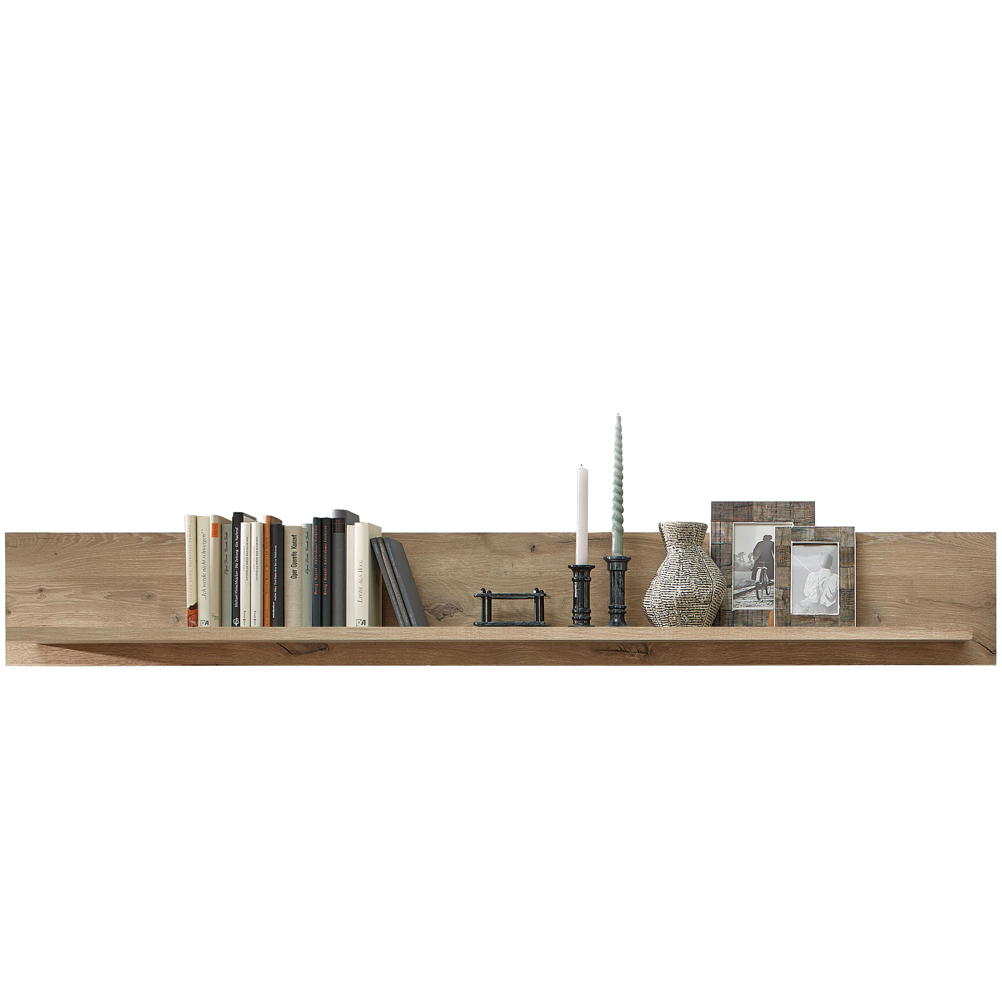 Ein Wandboard in Holzoptik mit verschiedenen Gegenständen darauf: Bücher, zwei Kerzenständer, eine Vase und zwei gerahmte Fotos.