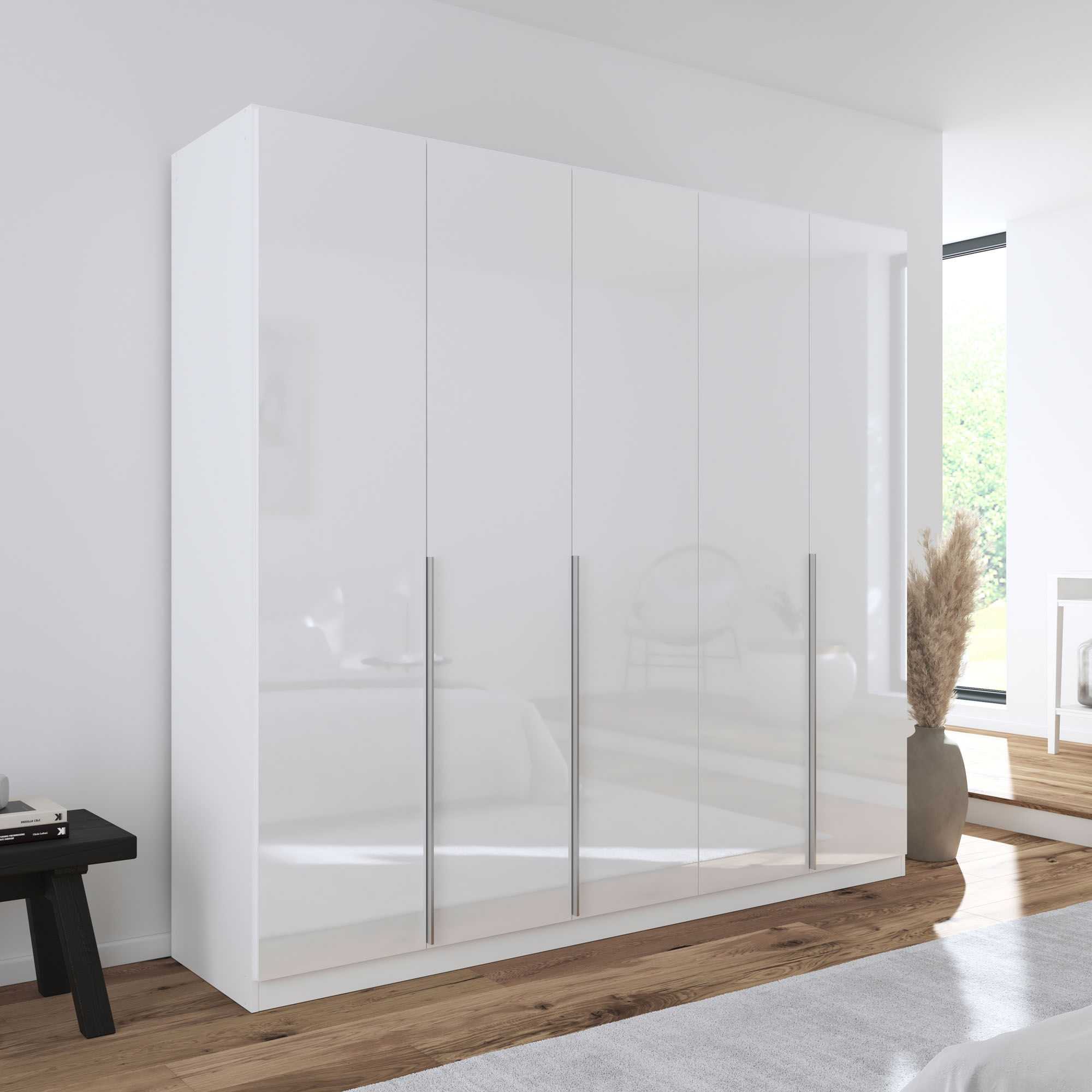 Moderner weißer Drehtürenschrank in Hochglanz mit fünf Türen in einem hell eingerichteten Schlafzimmer