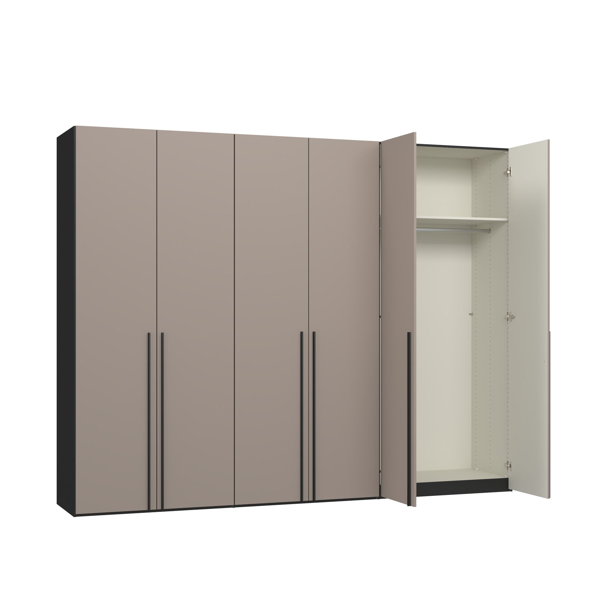Mehrtüriger Kleiderschrank mit einer geöffneten Tür und sichtbarem Innenraum