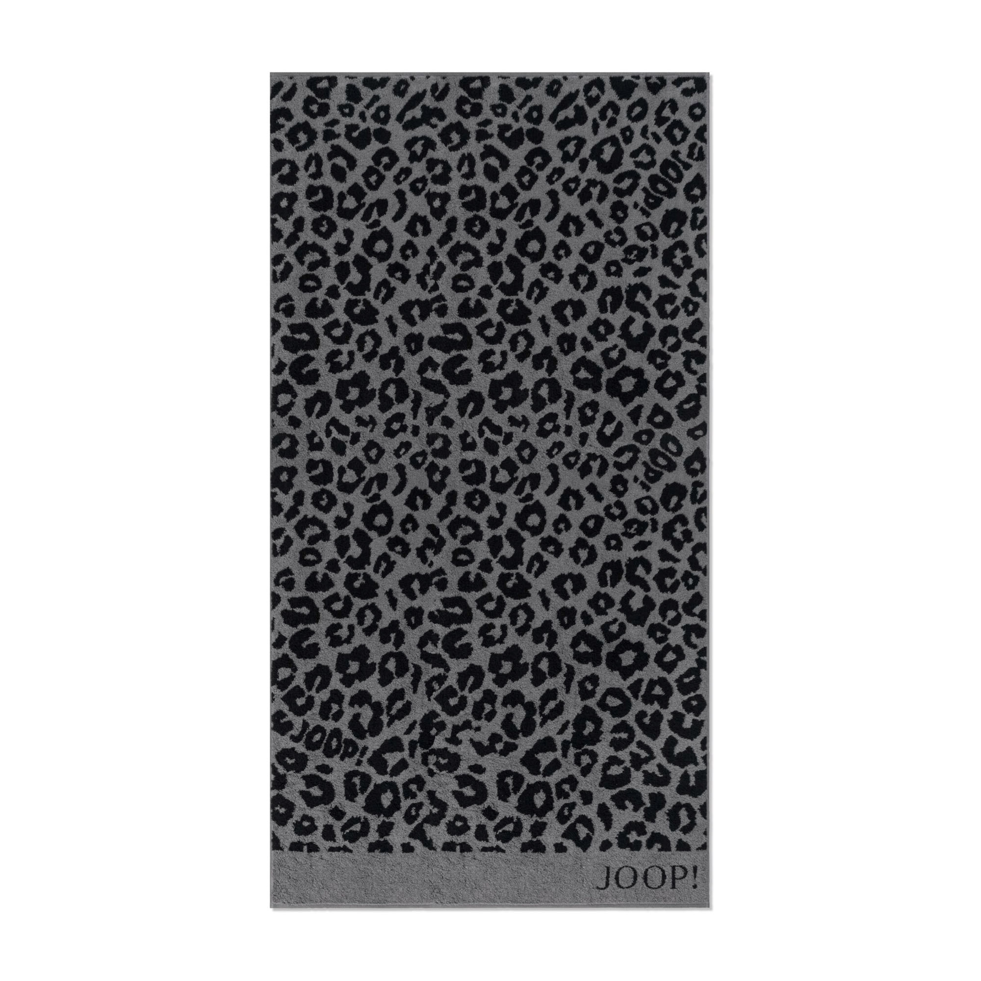 Graphitfarbener JOOP! Allover Duschtuch, 80 × 150 cm, flach dargestellt mit kontrastierendem Leopardenmuster und JOOP!-Schriftzug am unteren Rand.