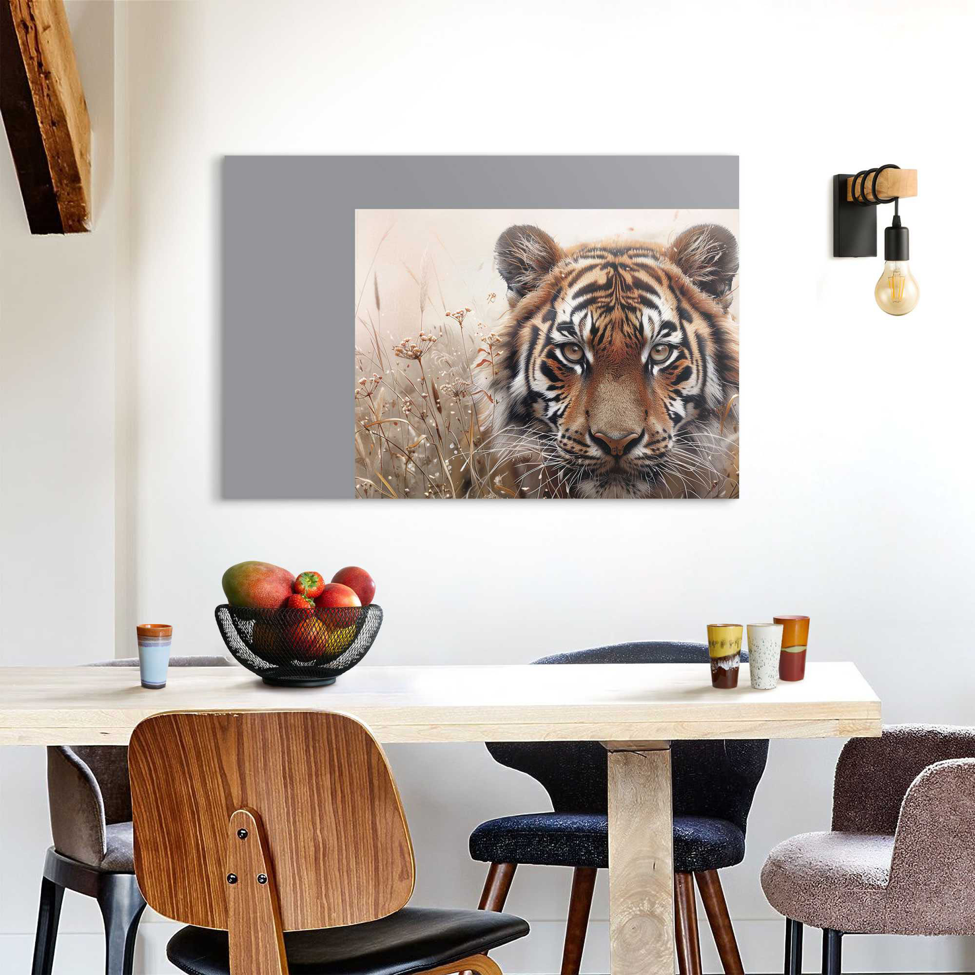Das Wandbild „Hunting Tiger“ in Braun, 60 × 90 cm, hängt in einem eingerichteten Wohnraum und zeigt die Größenwirkung an der Wand.