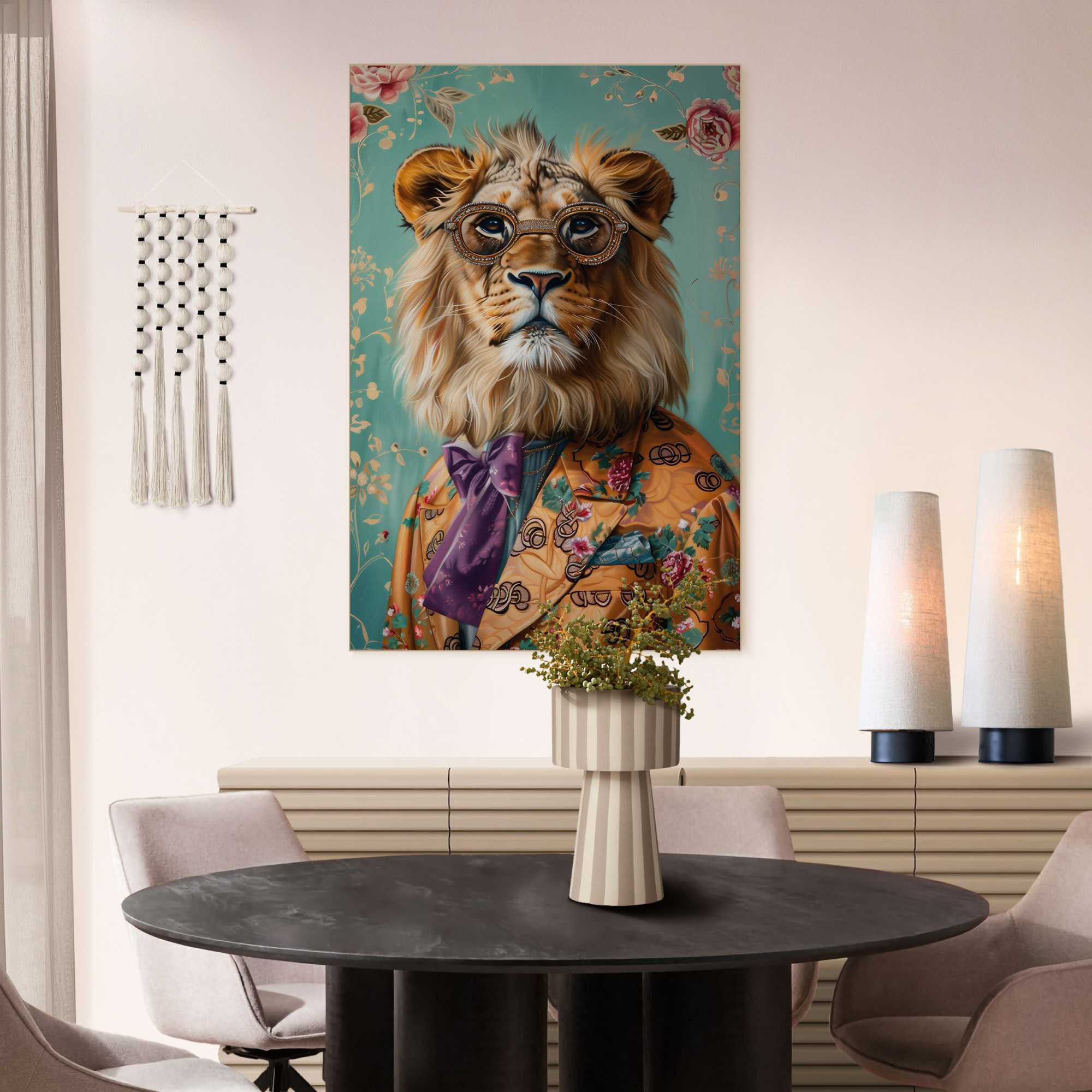 Das Wandbild „Dandy Lion Portrait“ in Mehrfarbig, 90 × 60 cm, hängt in einem eingerichteten Wohnraum und zeigt die Größenwirkung an der Wand.
