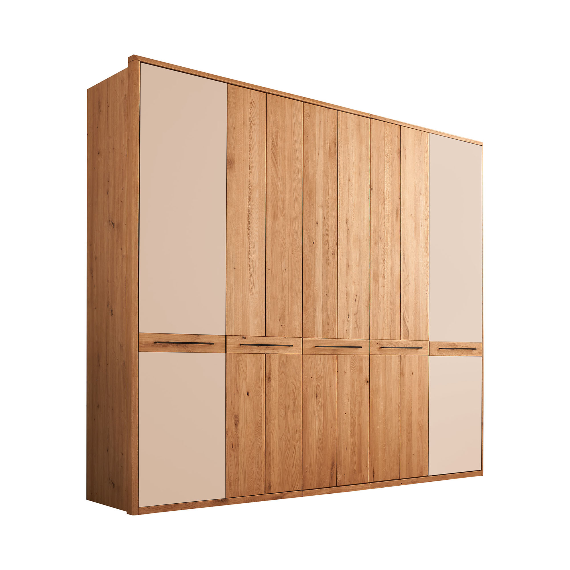 Großer Kleiderschrank mit Holzfronten und hellen Glastürflächen in Frontansicht auf weißem Hintergrund
