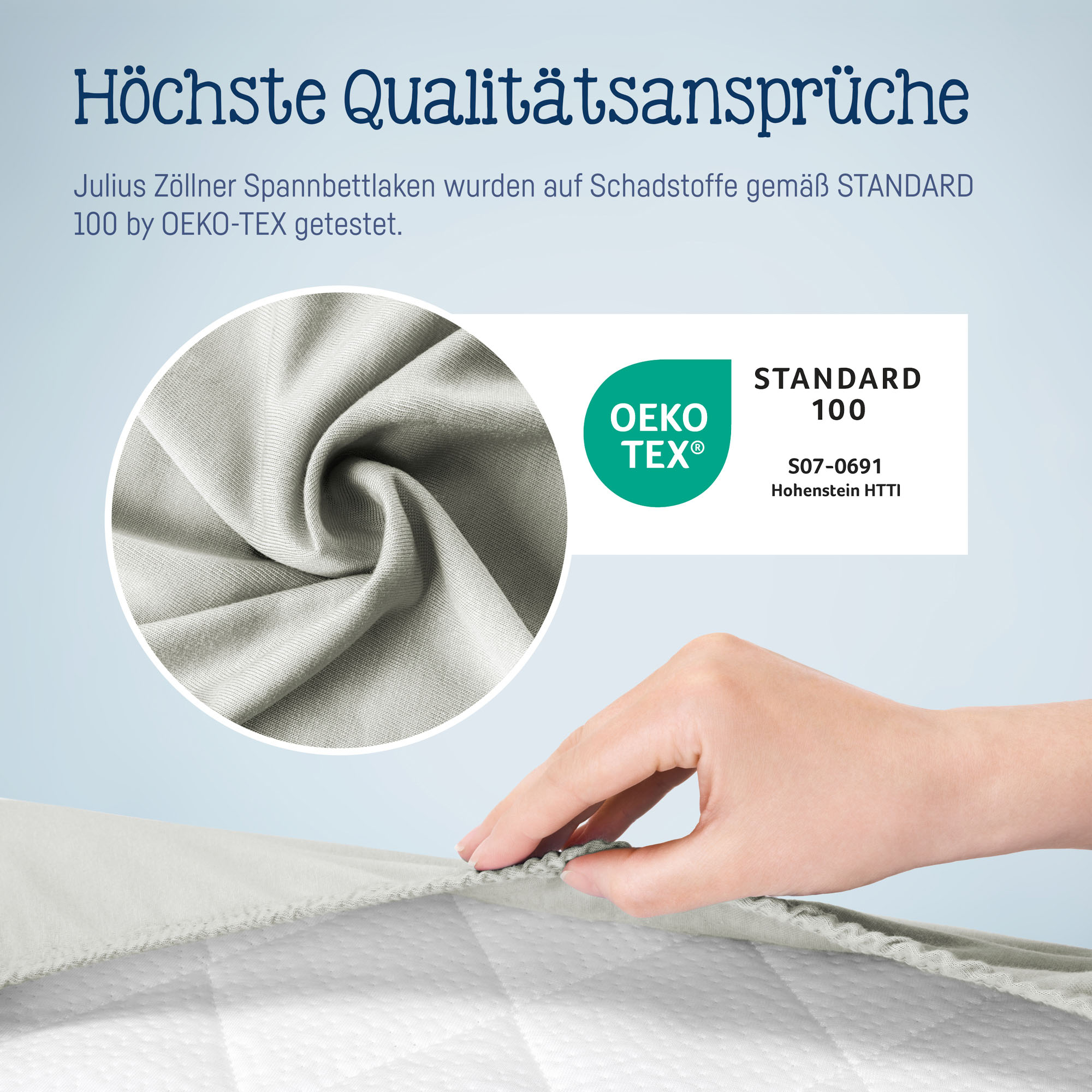 Graues Julius Zöllner Spannbettlaken mit OEKO-TEX STANDARD 100 Logo, Nahaufnahme der Stoffstruktur und einer Hand, die das Laken über eine Matratze zieht